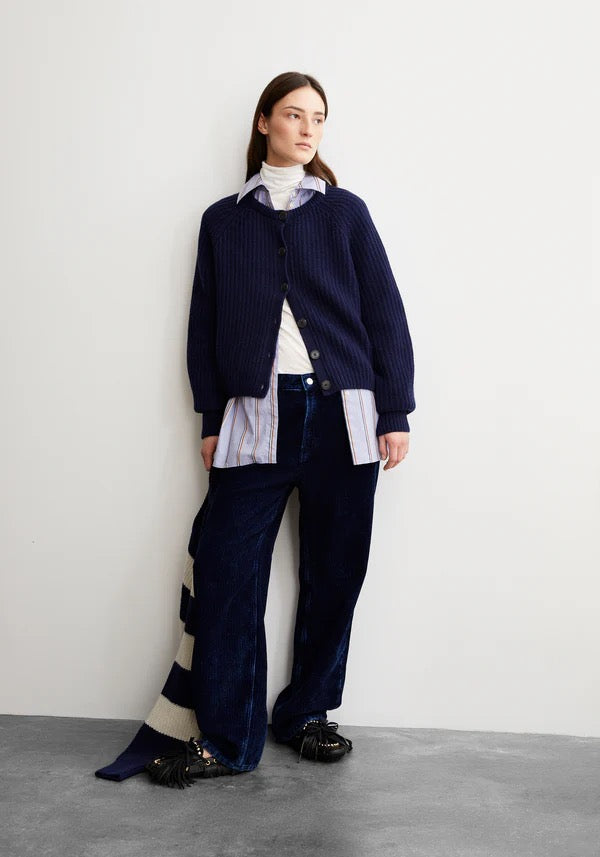 SELMAA cardigan from ARMEDANGELS, featuring a chunky knit with a ribbed texture and a relaxed, generous fit. Made from a soft blend of organic wool and organic wool. Button placket closure at the front. Regular length, slightly boxy fit, round neck and slightly bell-shaped long sleeves.