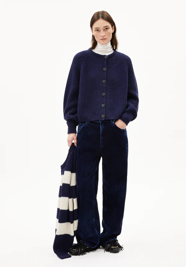 SELMAA cardigan from ARMEDANGELS, featuring a chunky knit with a ribbed texture and a relaxed, generous fit. Made from a soft blend of organic wool and organic wool. Button placket closure at the front. Regular length, slightly boxy fit, round neck and slightly bell-shaped long sleeves.