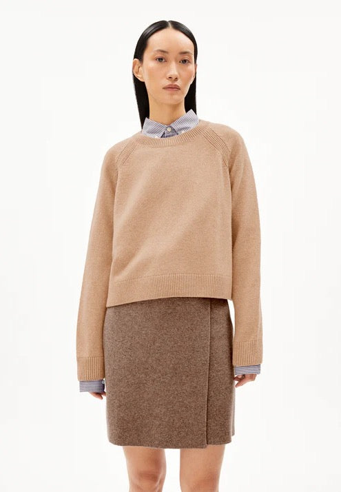Diliriaa boxy wool jumper from Armedangels. Slightly cropped length at approximately 52 cm, long raglan sleeves, round neck. Made from 50% recycled wool and 50% new wool. The colour is a soft beige. Flattering fit.