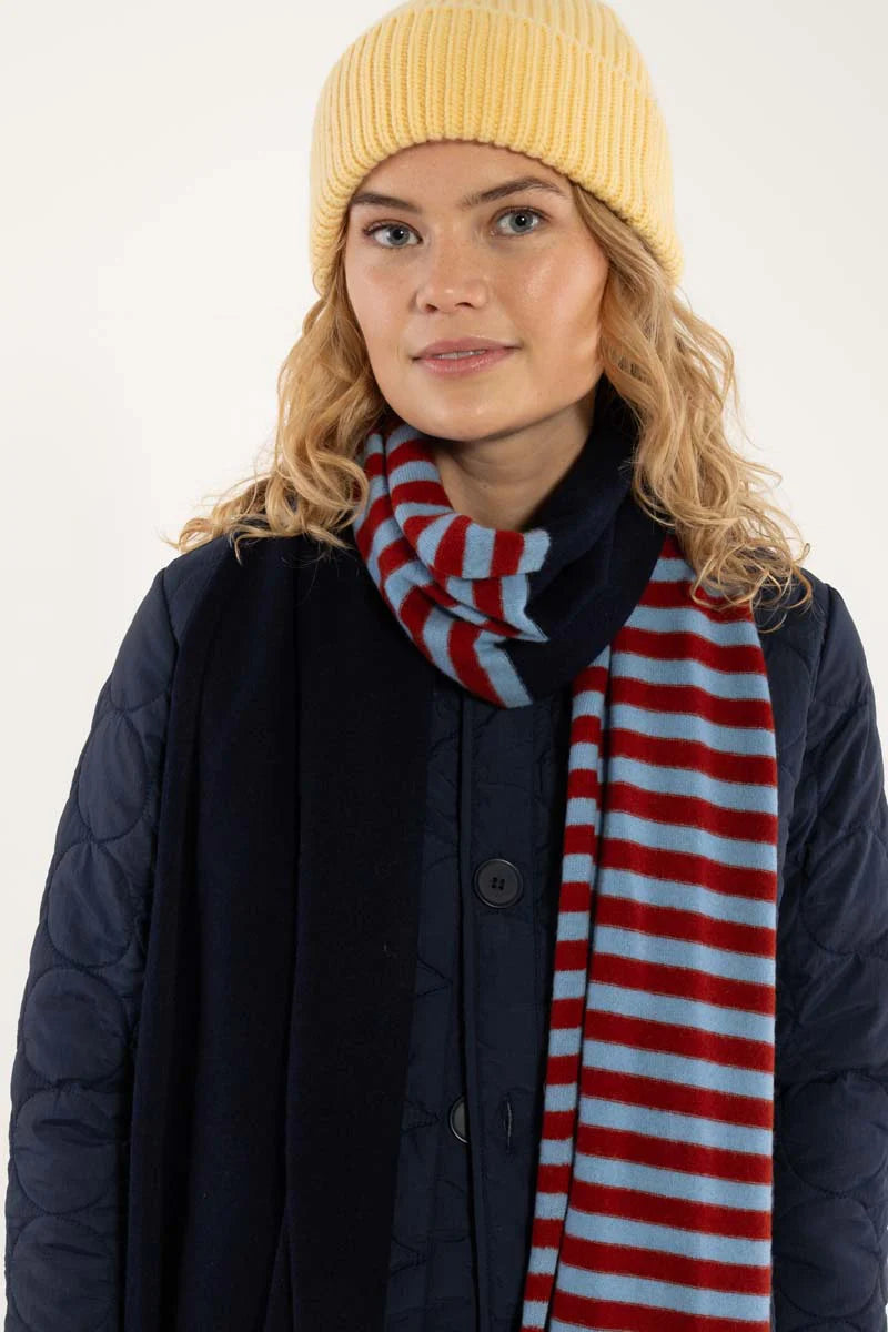 Daneland quilted jacket from Danefae Copenhagen in classic navy. Perfect as a thermo layer underneath a coat or worn by itself as a transitional jacket. Round neck, long sleeves and button closure with four buttons in the same colour as the jacket. Roomy side pockets. Round hem. Made from 100% nylon. Water repellent in light showers.