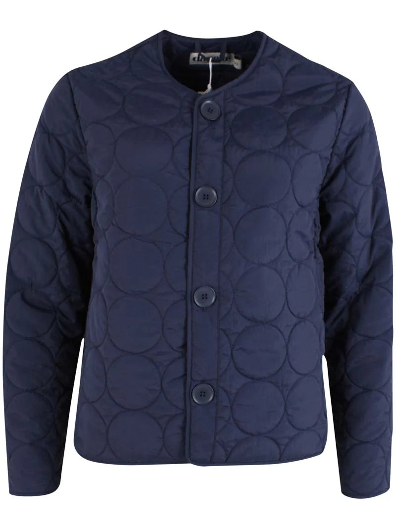 Daneland quilted jacket from Danefae Copenhagen in classic navy. Perfect as a thermo layer underneath a coat or worn by itself as a transitional jacket. Round neck, long sleeves and button closure with four buttons in the same colour as the jacket. Roomy side pockets. Round hem. Made from 100% nylon. Water repellent in light showers.