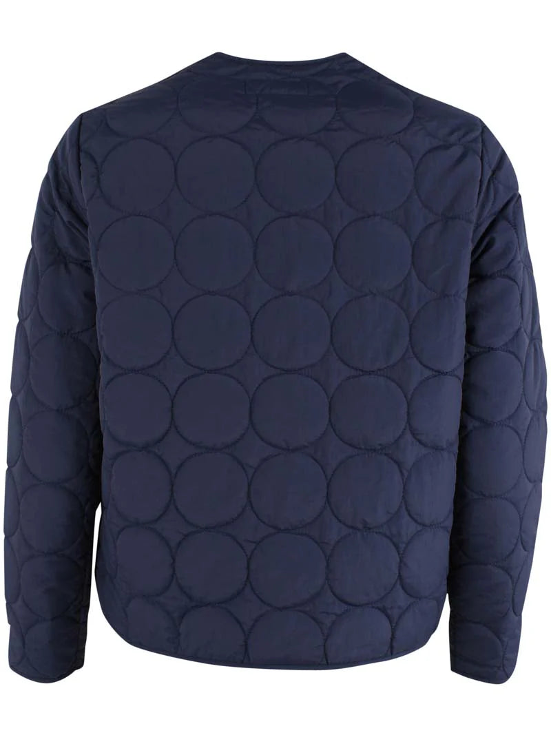 Daneland quilted jacket from Danefae Copenhagen in classic navy. Perfect as a thermo layer underneath a coat or worn by itself as a transitional jacket. Round neck, long sleeves and button closure with four buttons in the same colour as the jacket. Roomy side pockets. Round hem. Made from 100% nylon. Water repellent in light showers.