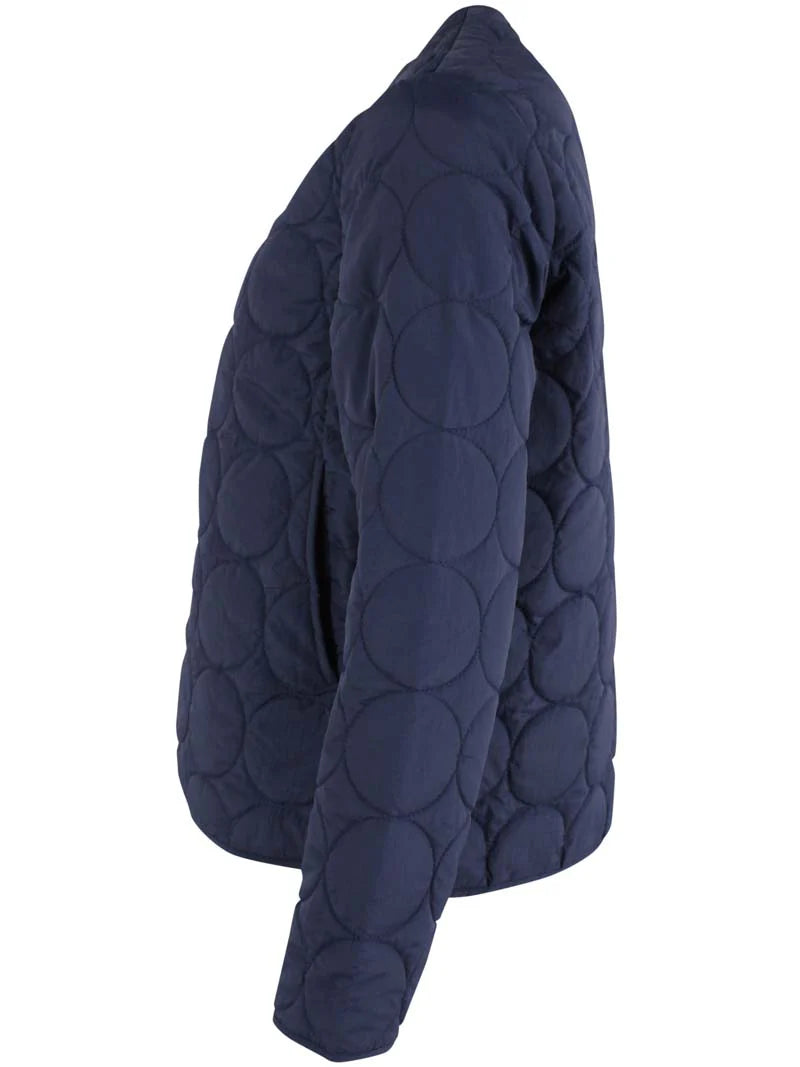 Daneland quilted jacket from Danefae Copenhagen in classic navy. Perfect as a thermo layer underneath a coat or worn by itself as a transitional jacket. Round neck, long sleeves and button closure with four buttons in the same colour as the jacket. Roomy side pockets. Round hem. Made from 100% nylon. Water repellent in light showers.