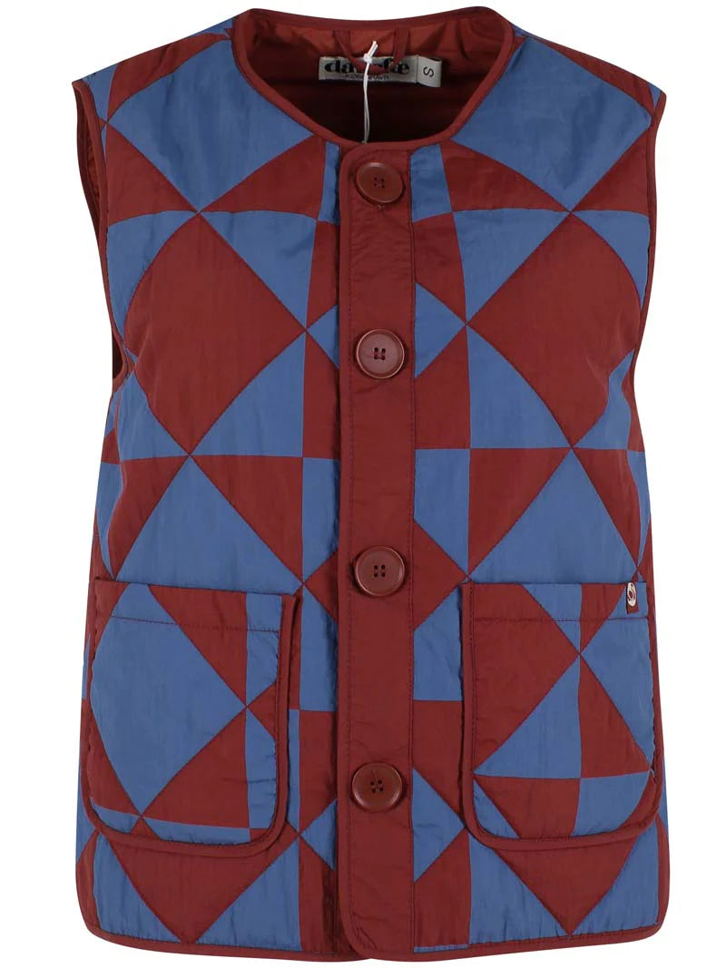 Quilted thermo gilet from Danefae Copenhagen. Regular length, round neck, button closure with four buttons, roomy patch pockets. Featuring a geometric pattern of diametrically placed squares and triangles in brick red and denim blue. Made from nylon.