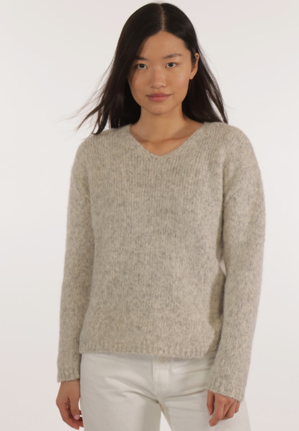 Ecume knitted jumper from Les Racines du Ciel, made from a luxurious and eco friendly alpaca wool and organic cotton blend. Long sleeves, regular fit and length, v-neckline. In a soft light grey.