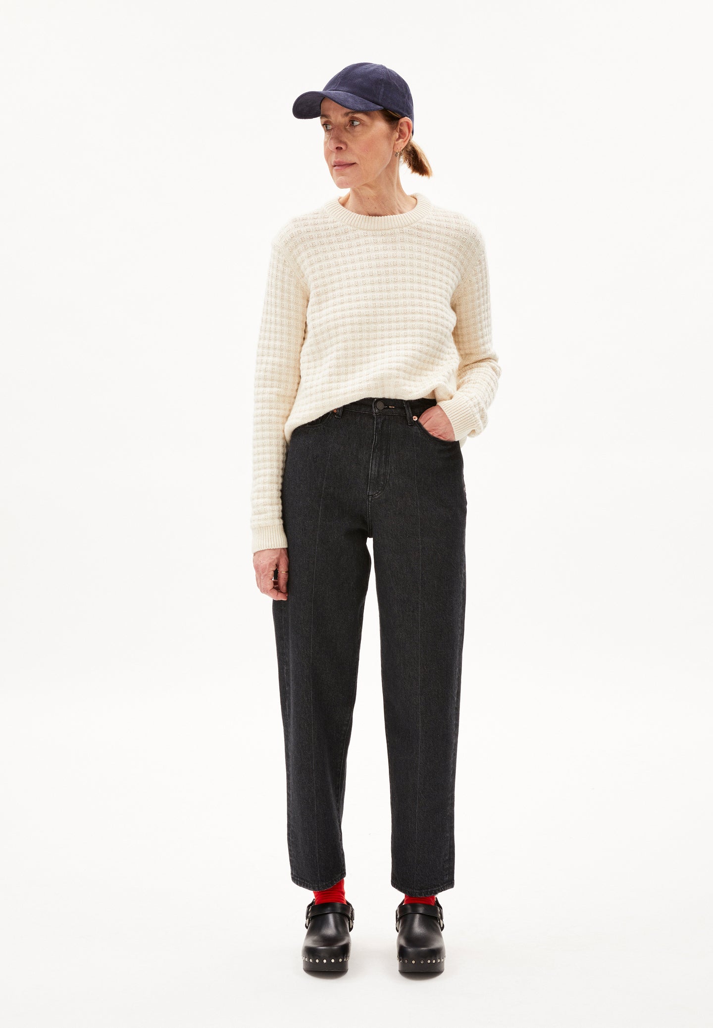 Barrel leg jeans from Armedangels. Full length with a tapered leg. In a washed out shade of black. Made from a sustainable organic cotton and recycled cotton mix. With zip closure, side pockets and back pockets.