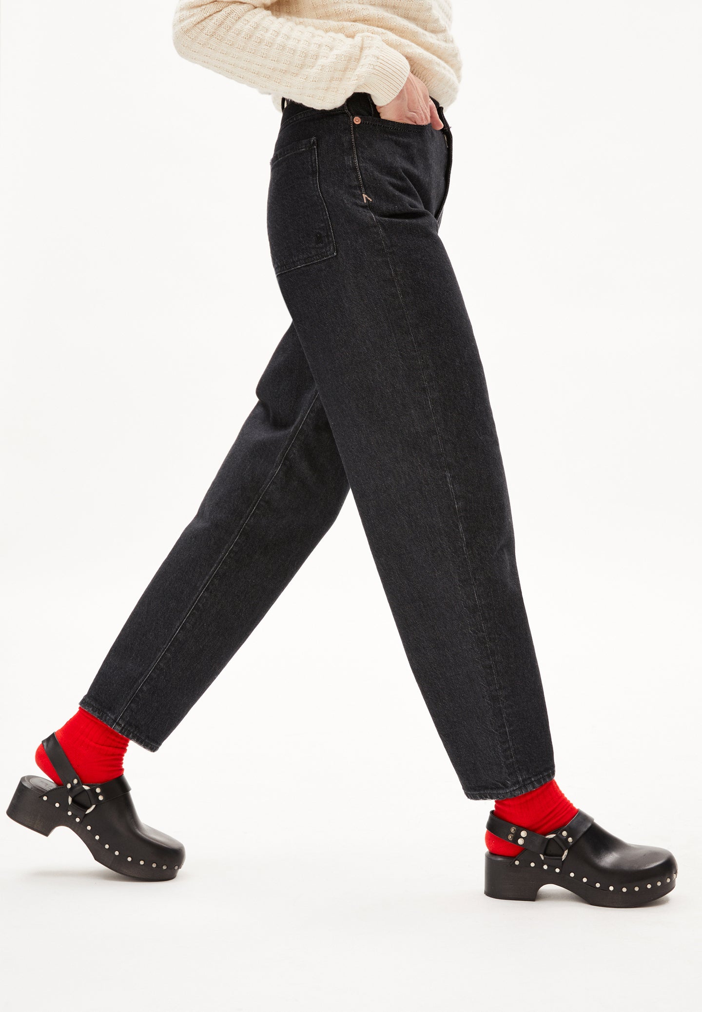 Barrel leg jeans from Armedangels. Full length with a tapered leg. In a washed out shade of black. Made from a sustainable organic cotton and recycled cotton mix. With zip closure, side pockets and back pockets.