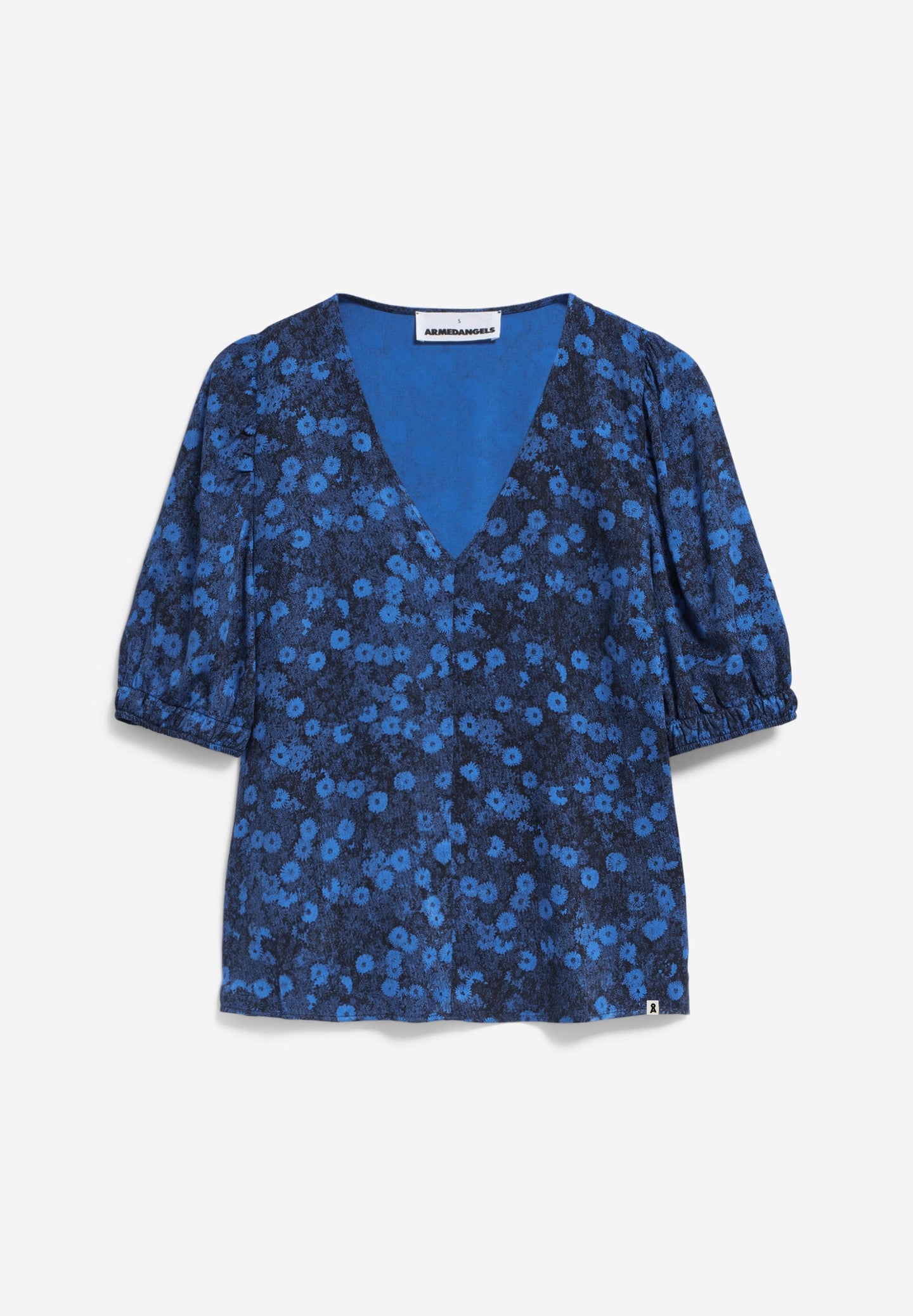 Floral blouse from Armedangels, with 1/2 sleeves and a v-neck, all over floral print in night blue, made from sustainable Ecovero.