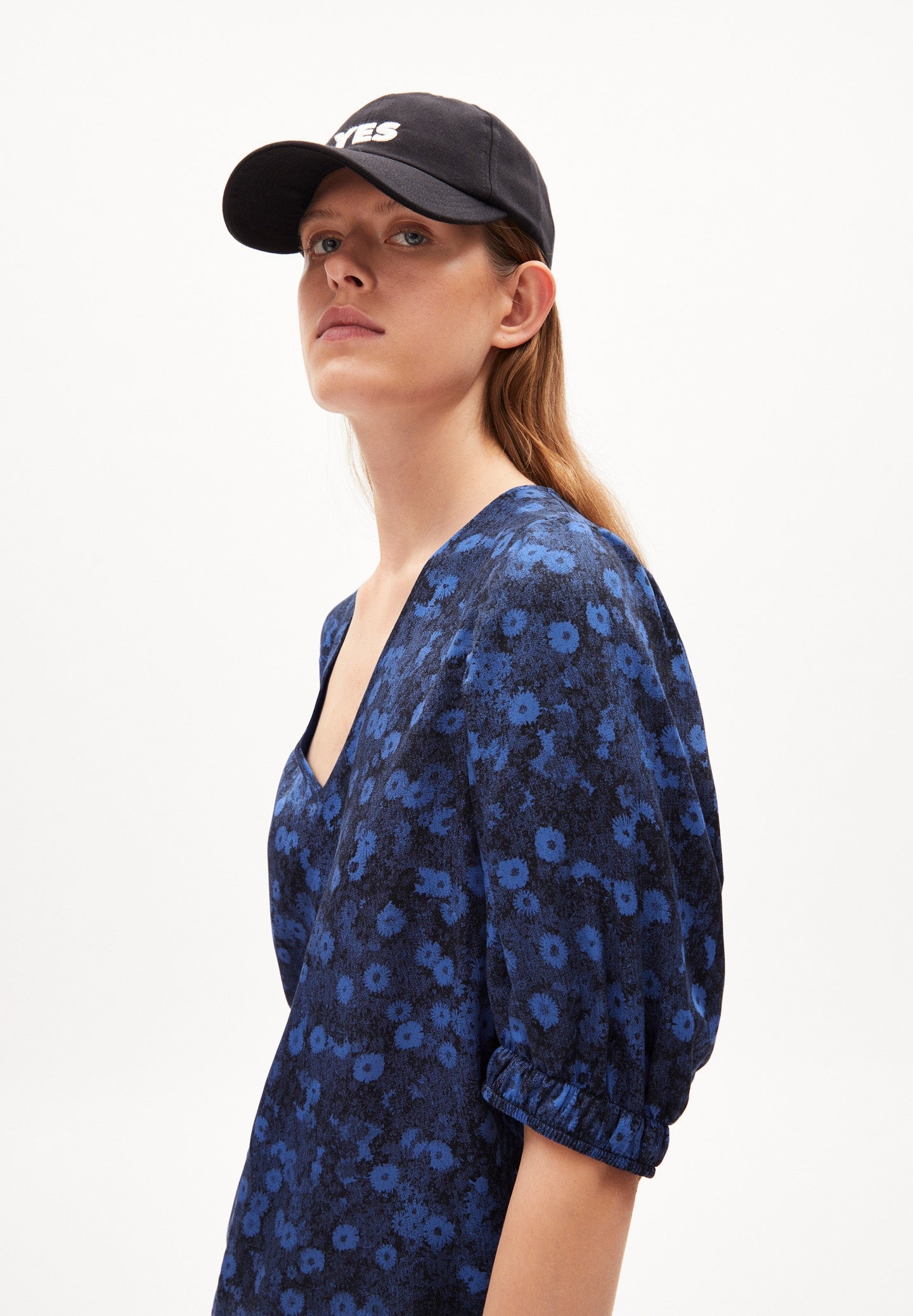 Floral blouse from Armedangels, with 1/2 sleeves and a v-neck, all over floral print in night blue, made from sustainable Ecovero.