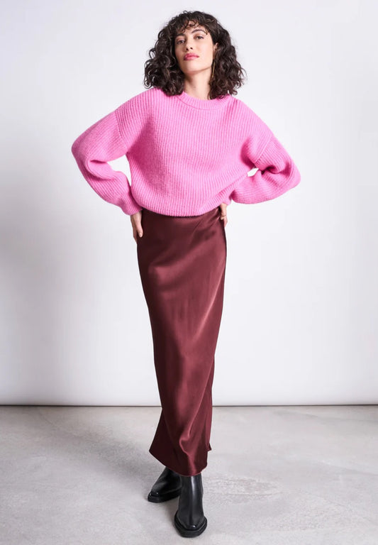 Elegant maxi slip skirt front Jan n June, in a darker shade of rust red. Made from sustainable viscose, with a shiny silk-like finish. Straight cut, slightly flared towards the hem. Elastic waistband.