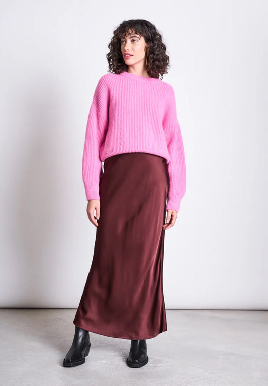 Elegant maxi slip skirt front Jan n June, in a darker shade of rust red. Made from sustainable viscose, with a shiny silk-like finish. Straight cut, slightly flared towards the hem. Elastic waistband.