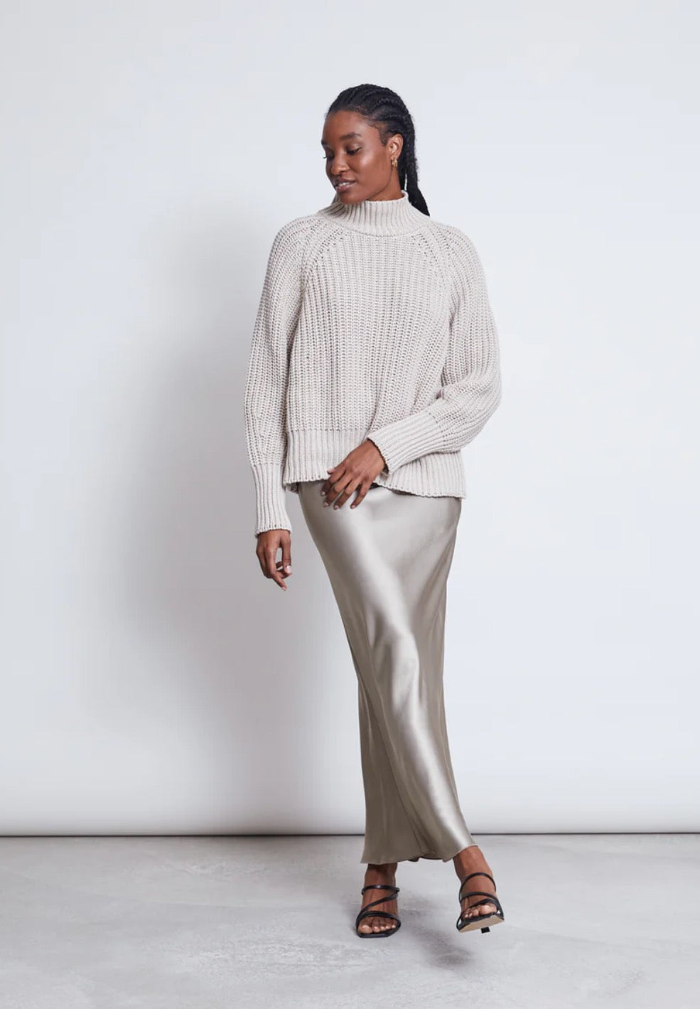 Elegant satin slip skirt front Jan n June, in a silvery shade of grey. Made from sustainable viscose, with a shiny silk-like finish. Straight cut, slightly flared towards the hem. Elastic waistband.