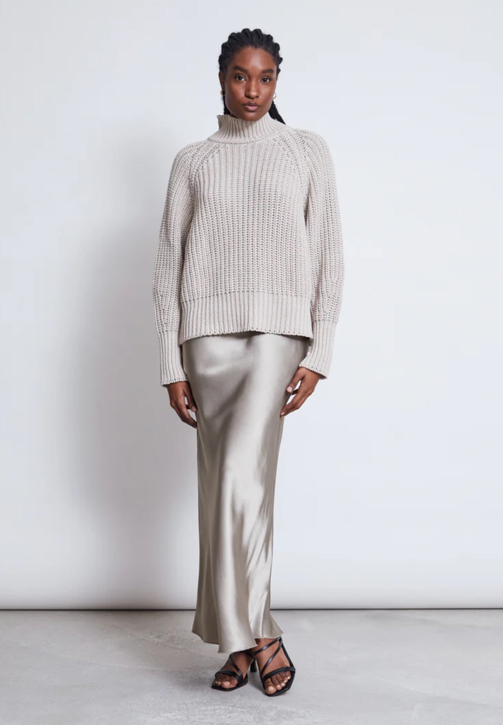 Elegant satin slip skirt front Jan n June, in a silvery shade of grey. Made from sustainable viscose, with a shiny silk-like finish. Straight cut, slightly flared towards the hem. Elastic waistband.