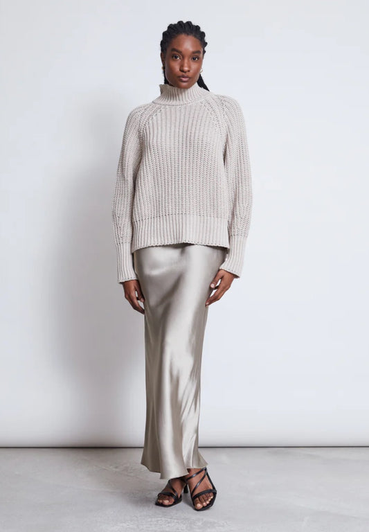 Elegant satin slip skirt front Jan n June, in a silvery shade of grey. Made from sustainable viscose, with a shiny silk-like finish. Straight cut, slightly flared towards the hem. Elastic waistband.