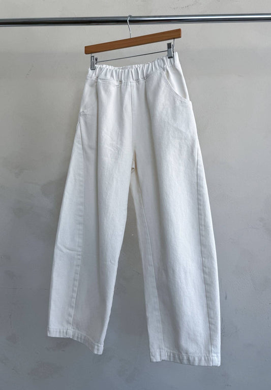 Arc Pants by Le Bon Shoppe. Barrel leg trousers made from cotton canvas, with deep side pockets and an elastic waistband. The colour is white.