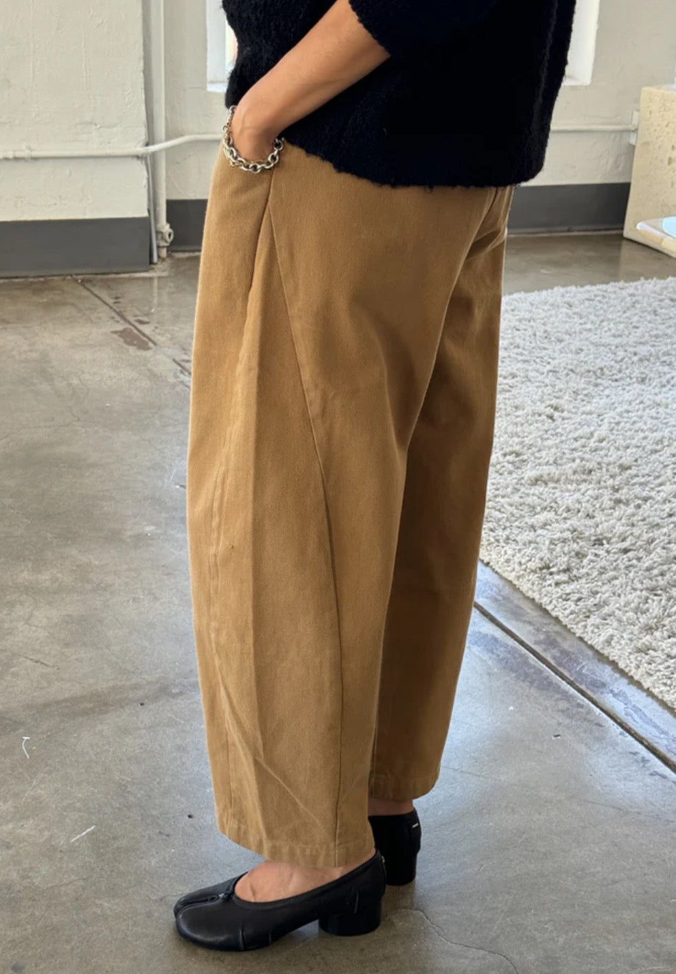 Arc Pants by Le Bon Shoppe. Barrel leg trousers made from cotton canvas, with deep side pockets and an elastic waistband. The colour is tobacco.