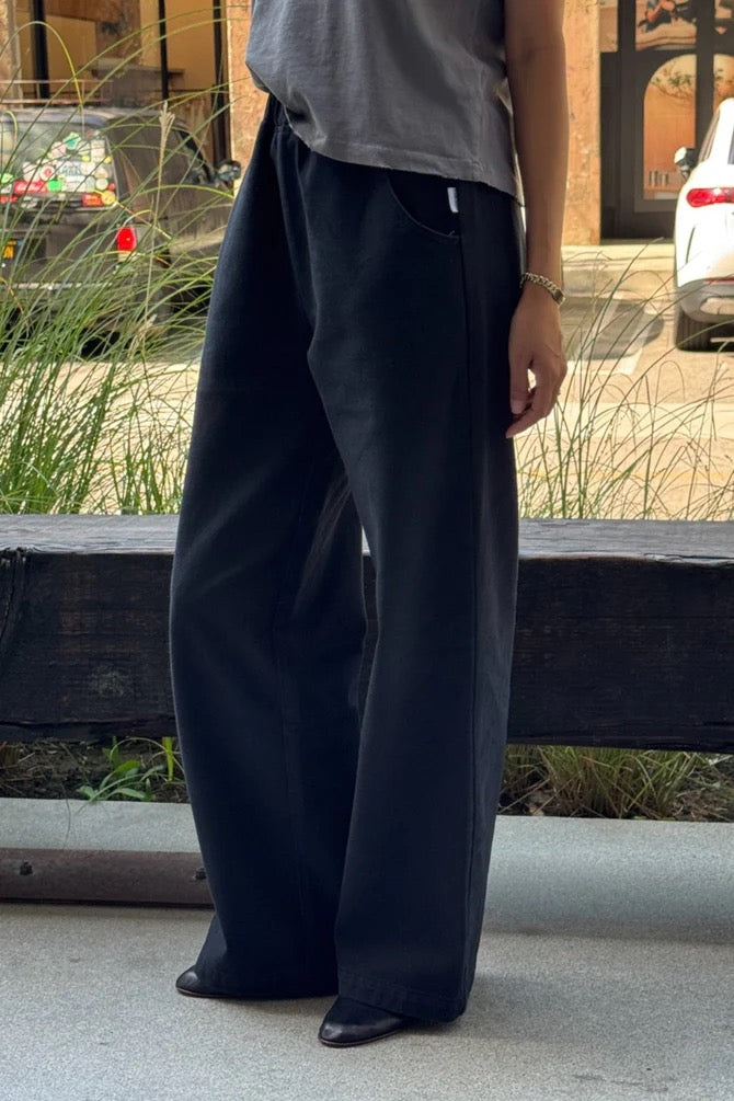 Straight wide leg BON pants from Le Bon Shoppe, elastic waistband and deep side pockets, made from 100% cotton canvas in black.
