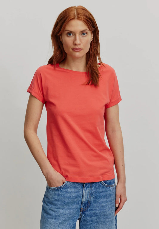 Women’s t-shirt from the sustainable fashion brand Recolution. Regular fit, round neckline, short cap sleeves with rolled up cuffs. Made from organic cotton. In a bright shade of coral red.