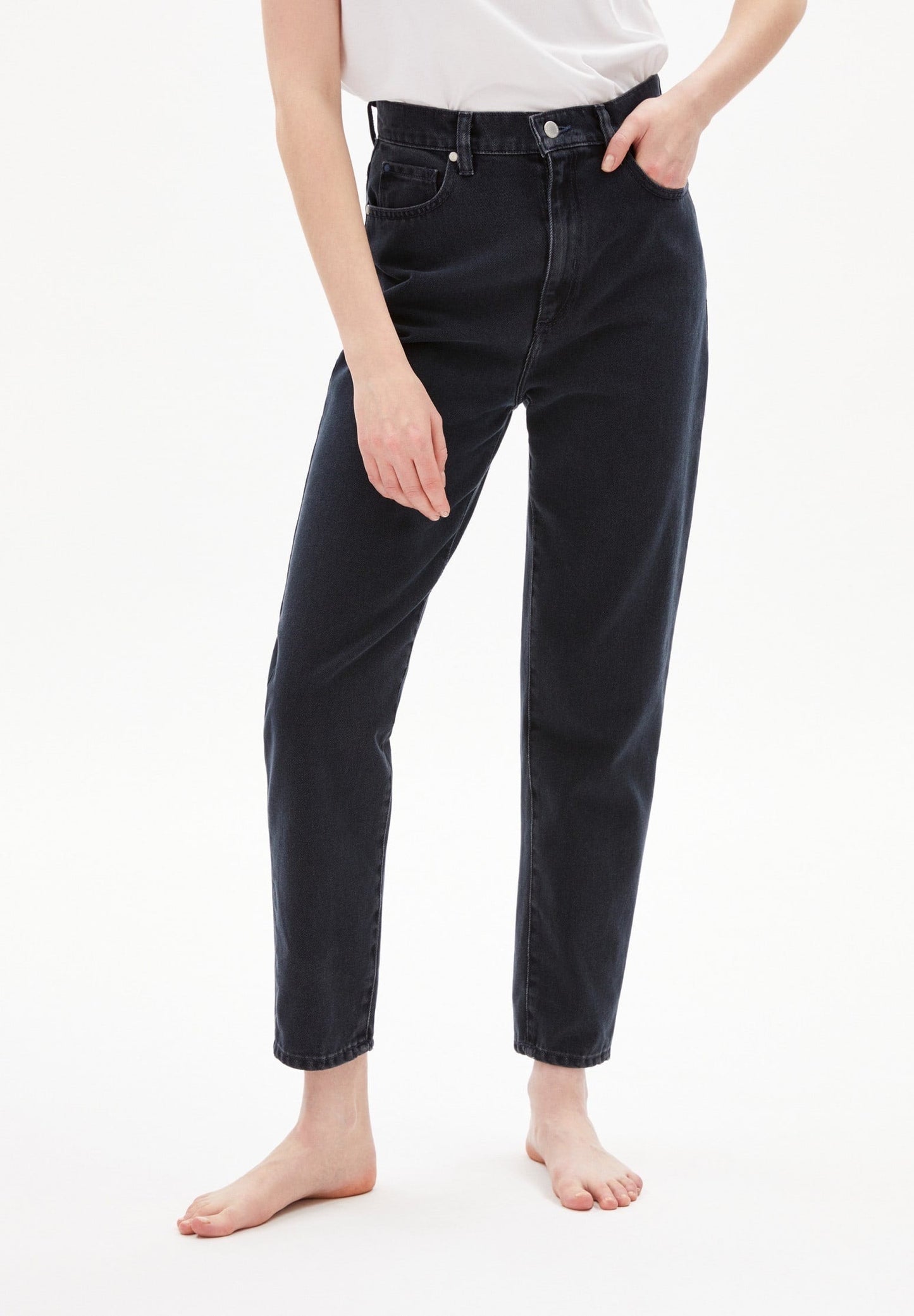 Mom jeans from Armedangels. Slightly cropped tapered leg, high waist. Zipper closure, side and back pockets. Made from sustainable organic cotton.