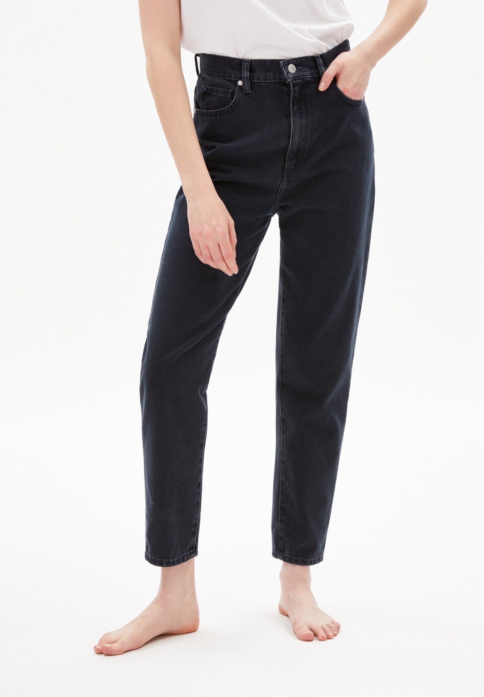 Mom jeans from Armedangels. Slightly cropped tapered leg, high waist. Zipper closure, side and back pockets. Made from sustainable organic cotton.