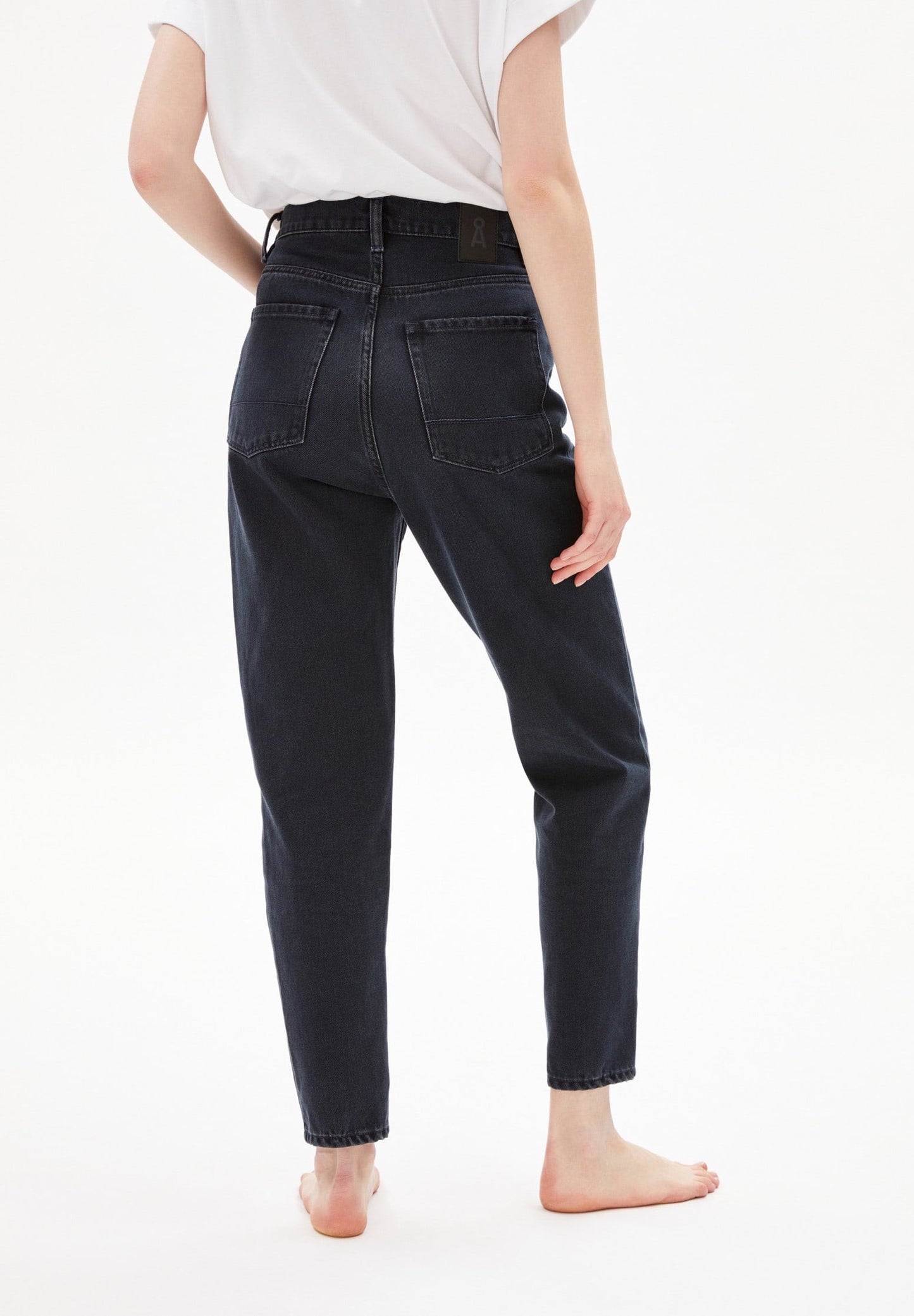 Mom jeans from Armedangels. Slightly cropped tapered leg, high waist. Zipper closure, side and back pockets. Made from sustainable organic cotton.
