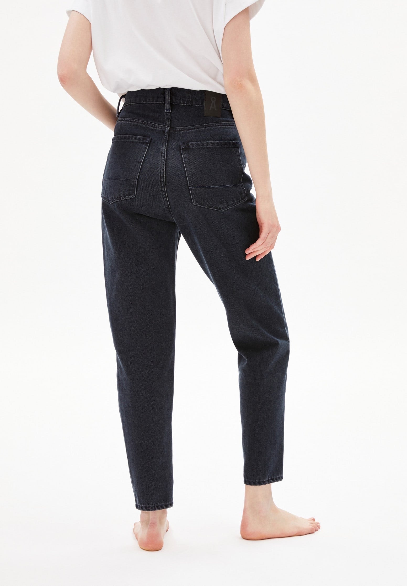 Mom jeans from Armedangels. Slightly cropped tapered leg, high waist. Zipper closure, side and back pockets. Made from sustainable organic cotton.