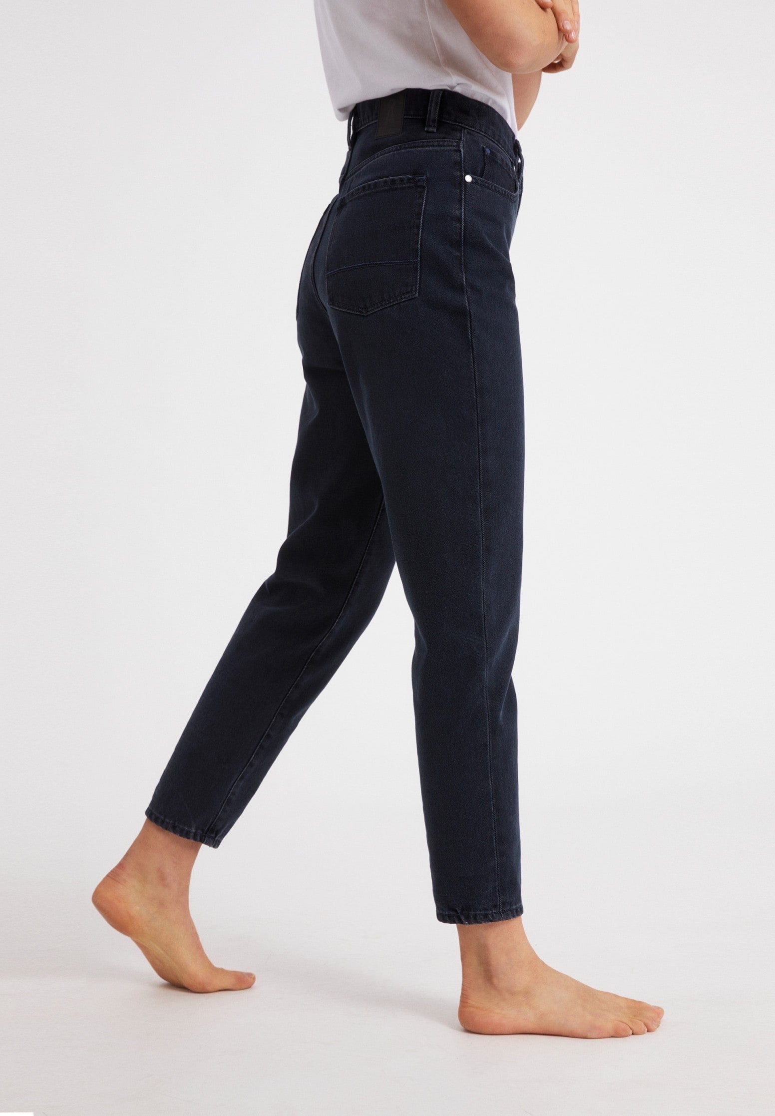 Mom jeans from Armedangels. Slightly cropped tapered leg, high waist. Zipper closure, side and back pockets. Made from sustainable organic cotton.
