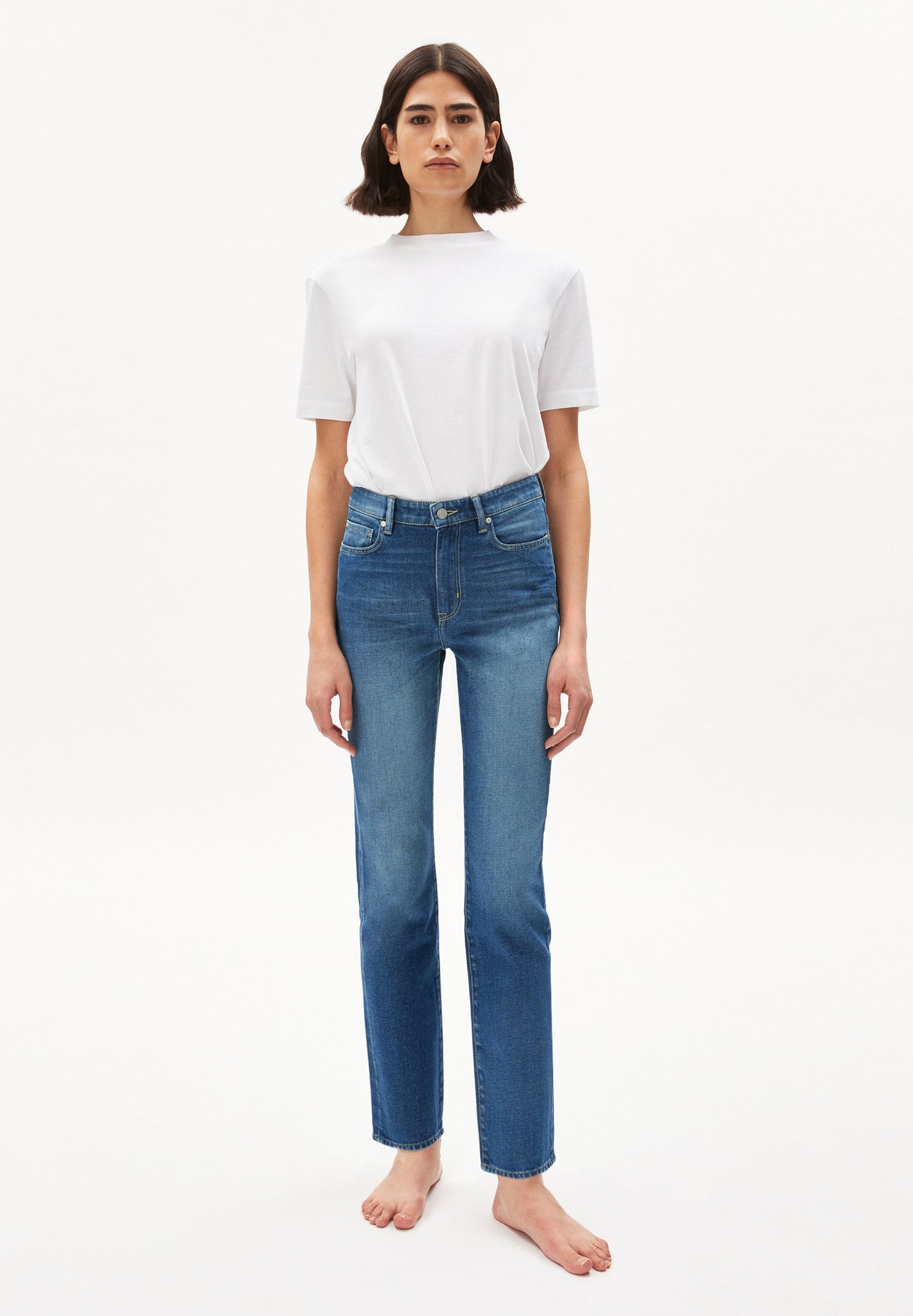 Straight leg mid waist jeans from Armedangels. Made from sustainable organic cotton with a little bit of stretch for extra comfort. Full length. Zipper closure, side and back pockets. In a mid blue shade of denim.