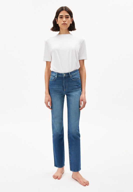 Straight leg mid waist jeans from Armedangels. Made from sustainable organic cotton with a little bit of stretch for extra comfort. Full length. Zipper closure, side and back pockets. In a mid blue shade of denim.