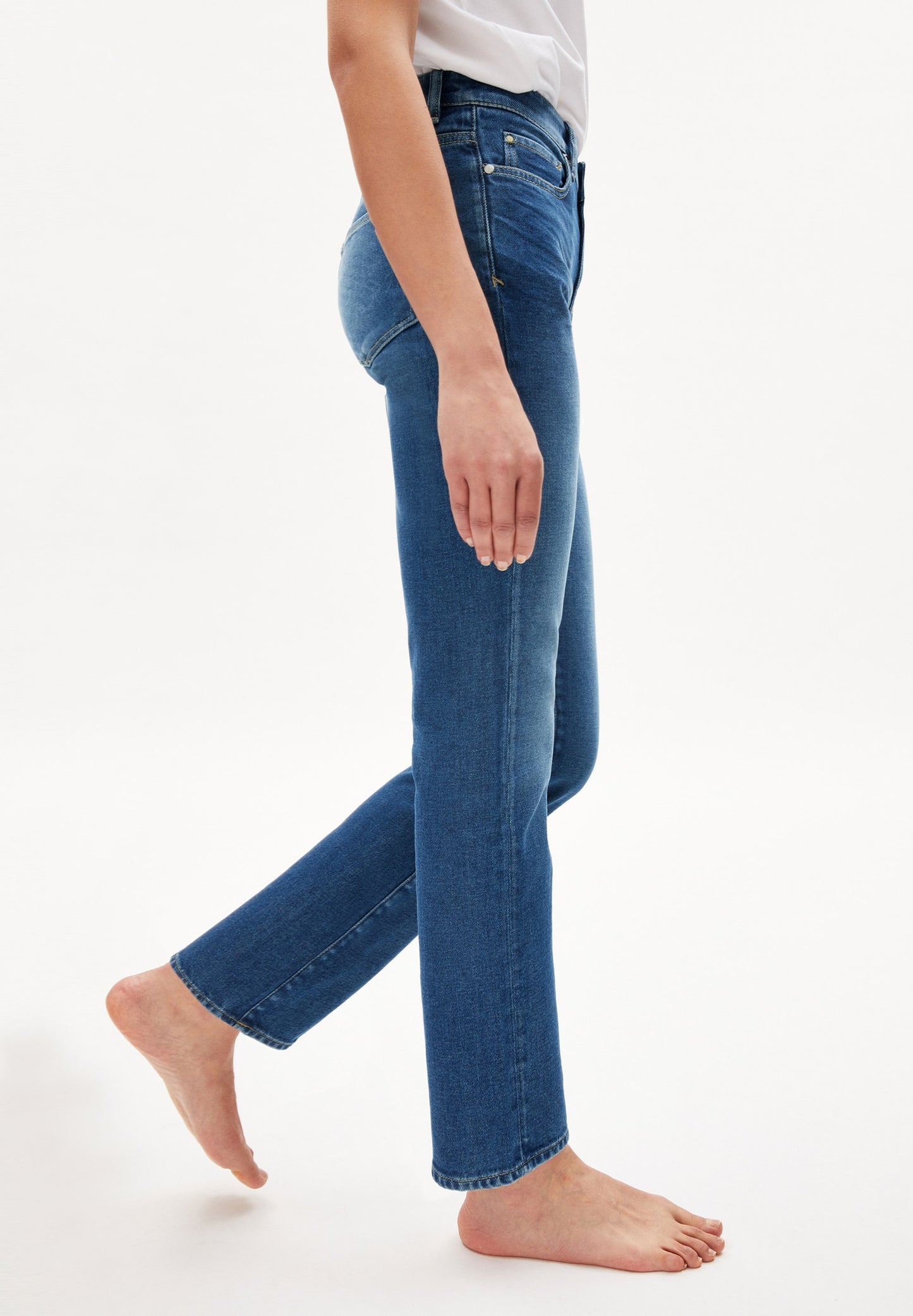 Straight leg mid waist jeans from Armedangels. Made from sustainable organic cotton with a little bit of stretch for extra comfort. Full length. Zipper closure, side and back pockets. In a mid blue shade of denim.