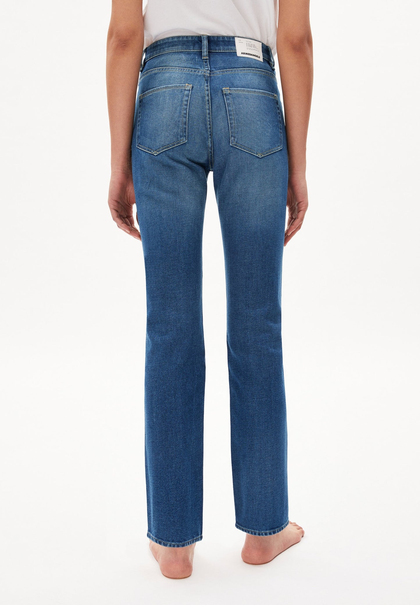 Straight leg mid waist jeans from Armedangels. Made from sustainable organic cotton with a little bit of stretch for extra comfort. Full length. Zipper closure, side and back pockets. In a mid blue shade of denim.