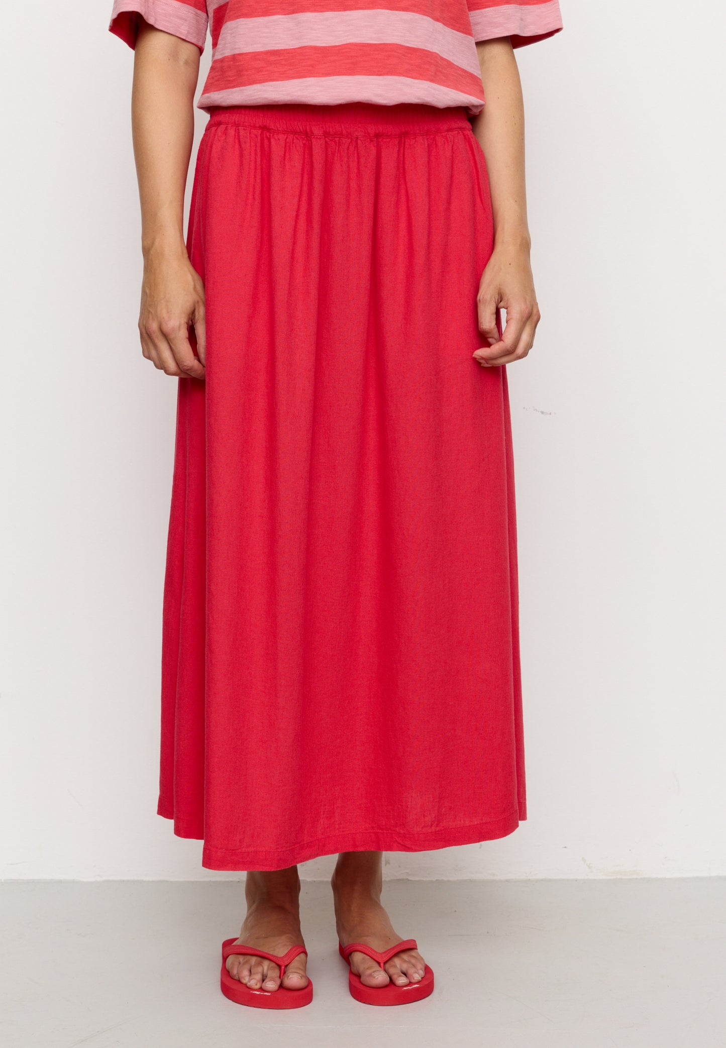 FENNEL LENZING™ ECOVERO™ AND LINEN SKIRT | LAVA RED