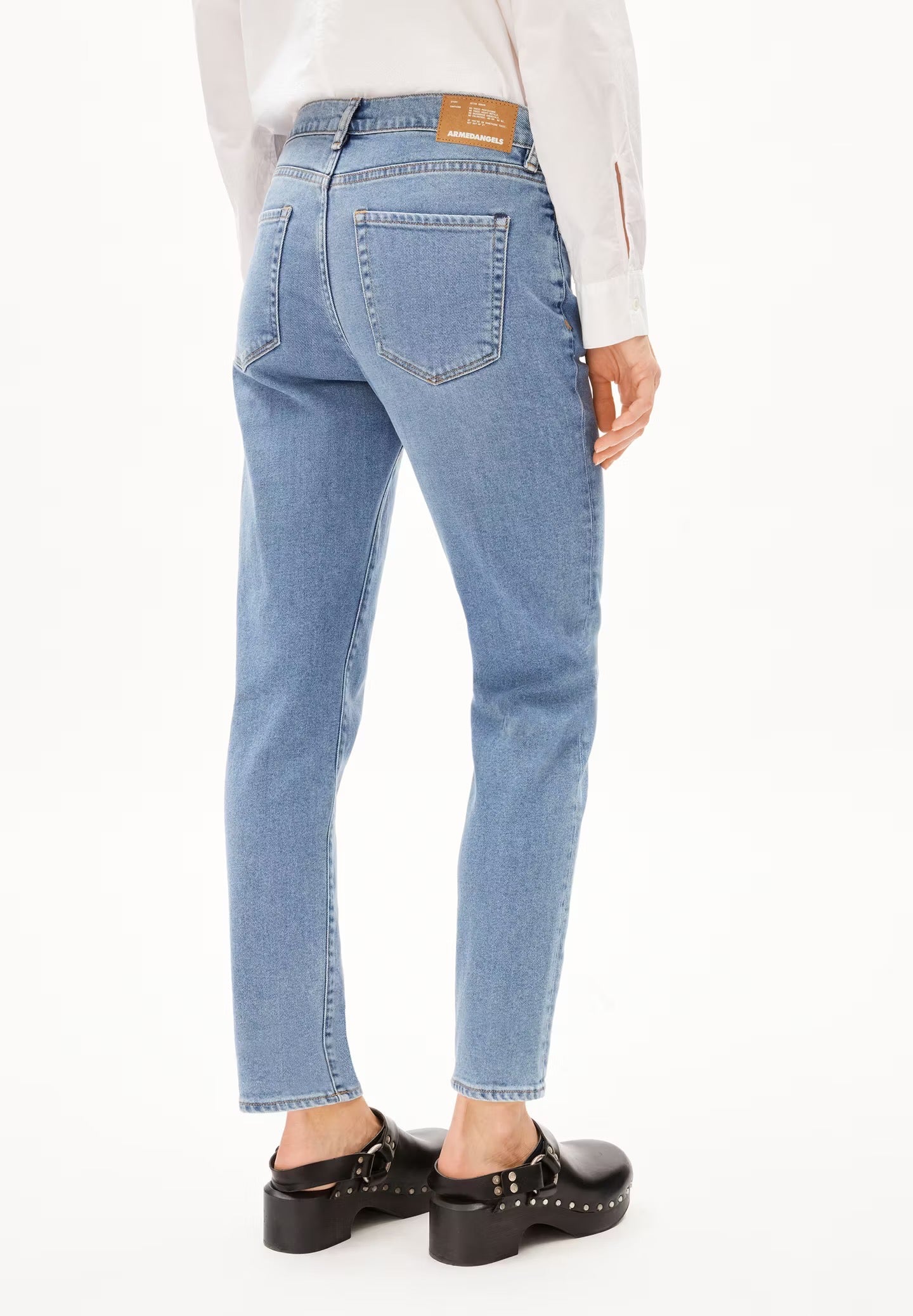 Boyfriend jeans from Armedangels. Mid waist and a tapered, slightly cropped leg. Made from sustainable organic cotton. With zip closure, side pockets and back pockets. Light denim.