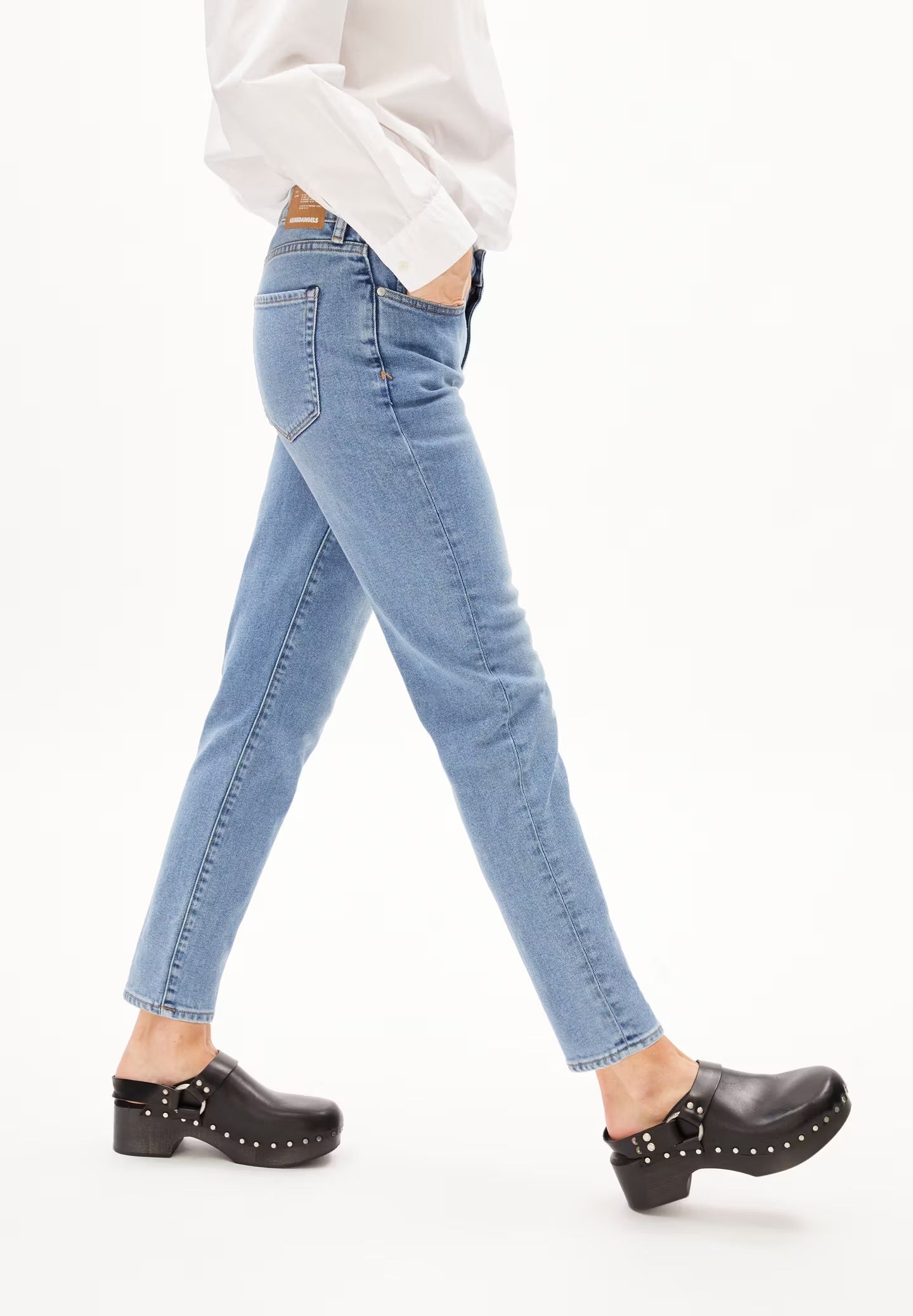 Boyfriend jeans from Armedangels. Mid waist and a tapered, slightly cropped leg. Made from sustainable organic cotton. With zip closure, side pockets and back pockets. Light denim.