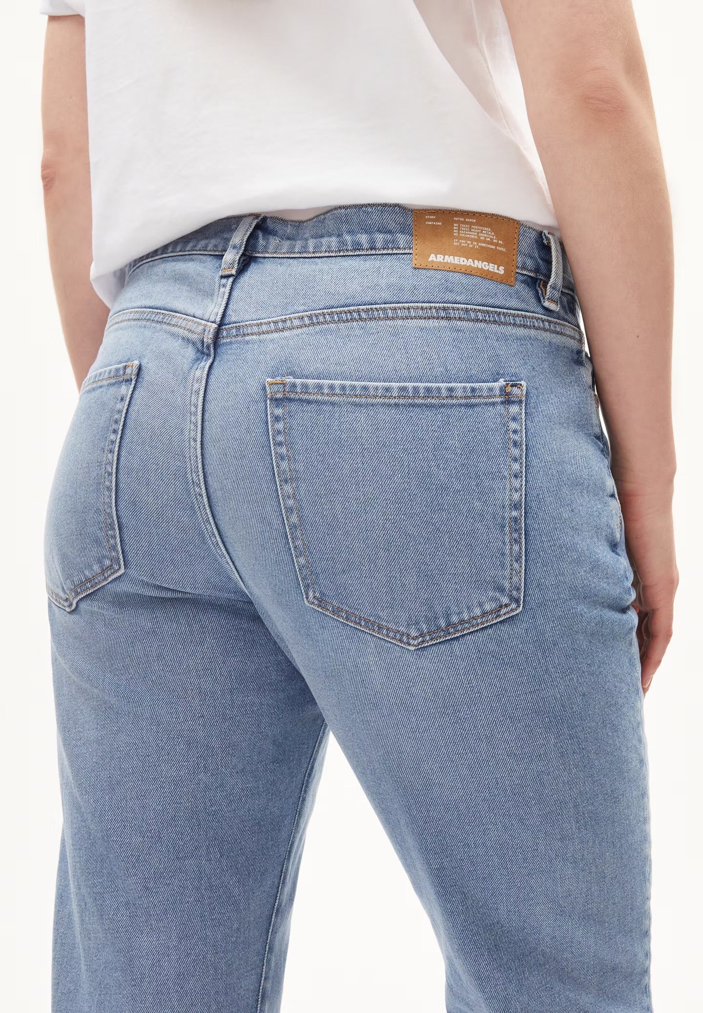 Boyfriend jeans from Armedangels. Mid waist and a tapered, slightly cropped leg. Made from sustainable organic cotton. With zip closure, side pockets and back pockets. Light denim.