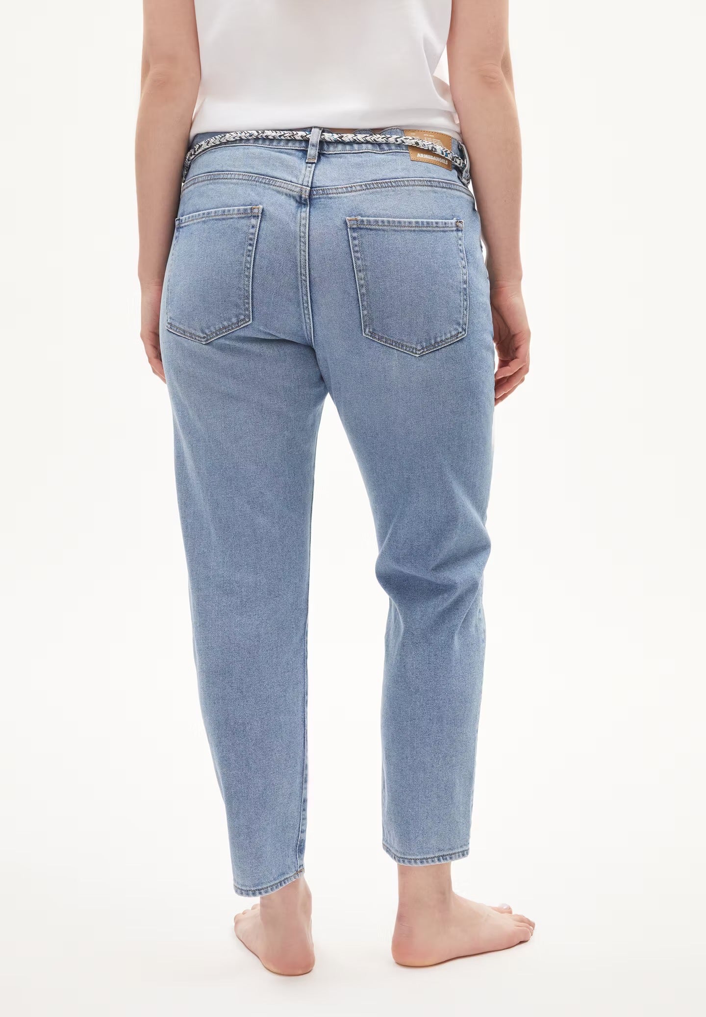 Boyfriend jeans from Armedangels. Mid waist and a tapered, slightly cropped leg. Made from sustainable organic cotton. With zip closure, side pockets and back pockets. Light denim.