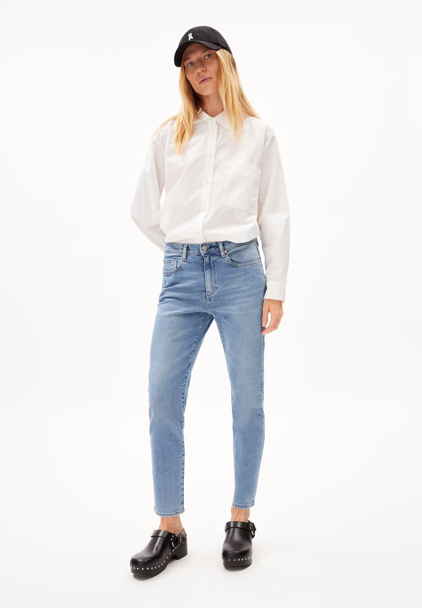 Boyfriend jeans from Armedangels. Mid waist and a tapered, slightly cropped leg. Made from sustainable organic cotton. With zip closure, side pockets and back pockets. Light denim.
