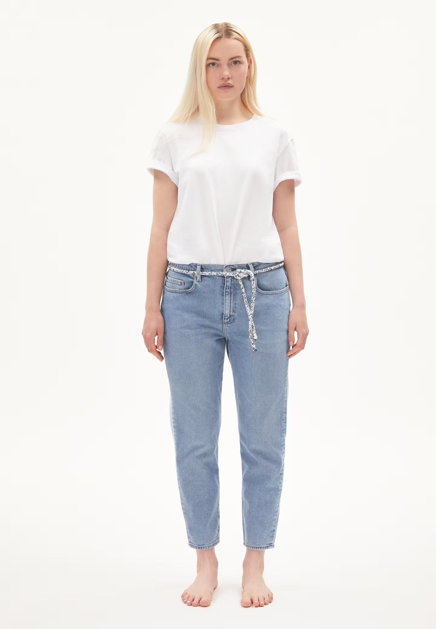 Boyfriend jeans from Armedangels. Mid waist and a tapered, slightly cropped leg. Made from sustainable organic cotton. With zip closure, side pockets and back pockets. Light denim.