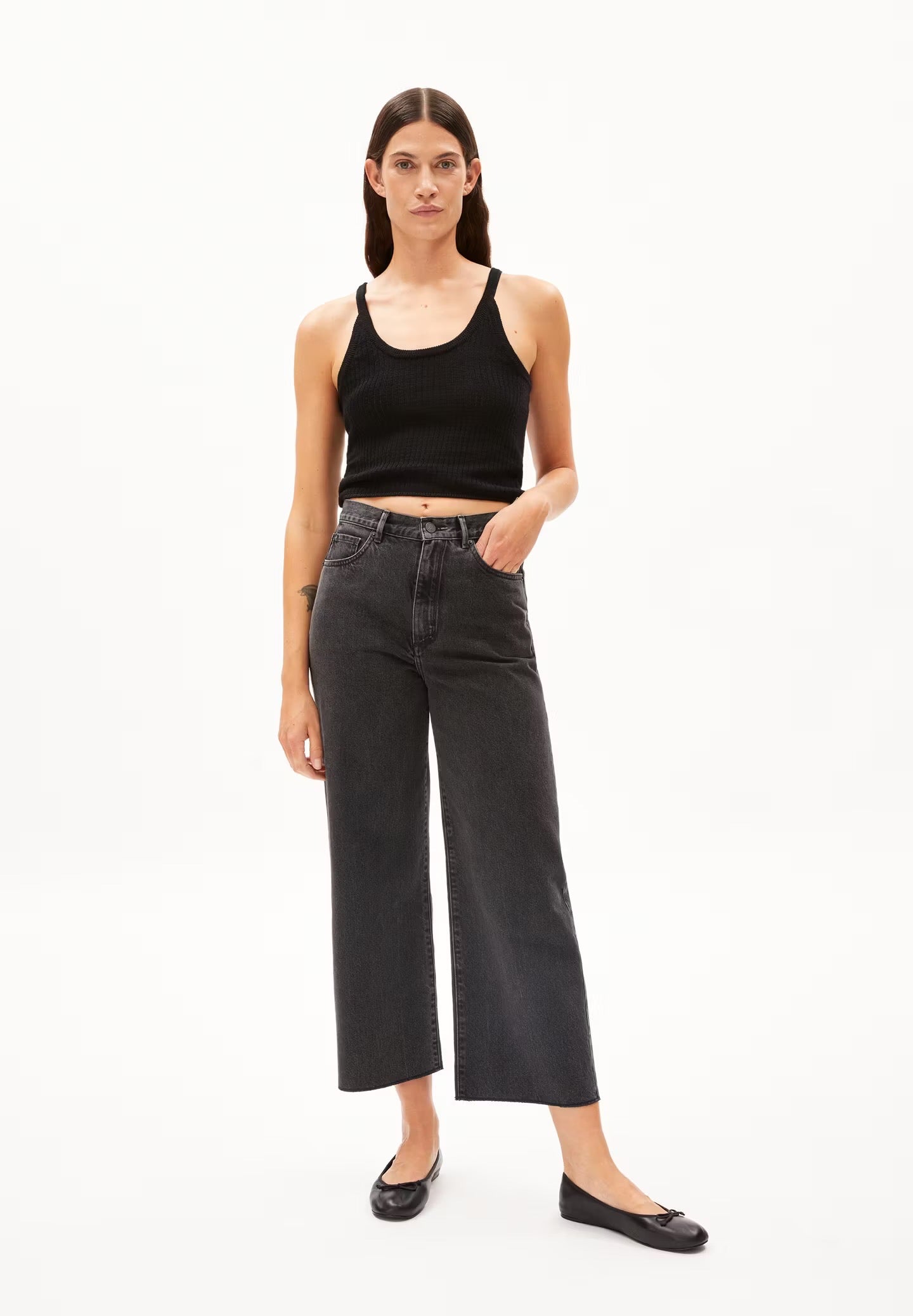 Wide leg cropped cut off jeans from Armedangels. Made from a sustainable blend of organic cotton and recycled cotton. In a washed out shade of black. With zip closure, side pockets and back pockets.