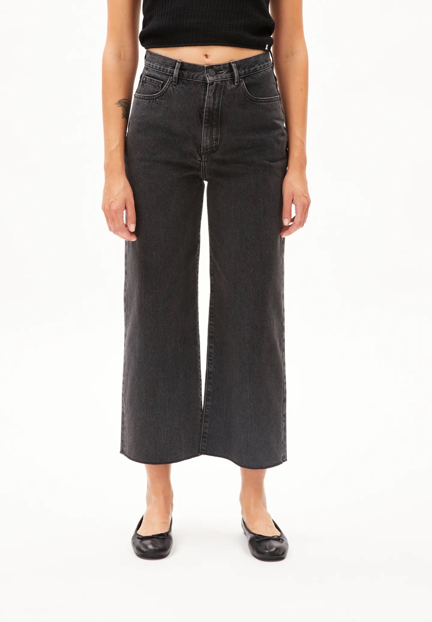Wide leg cropped cut off jeans from Armedangels. Made from a sustainable blend of organic cotton and recycled cotton. In a washed out shade of black. With zip closure, side pockets and back pockets.