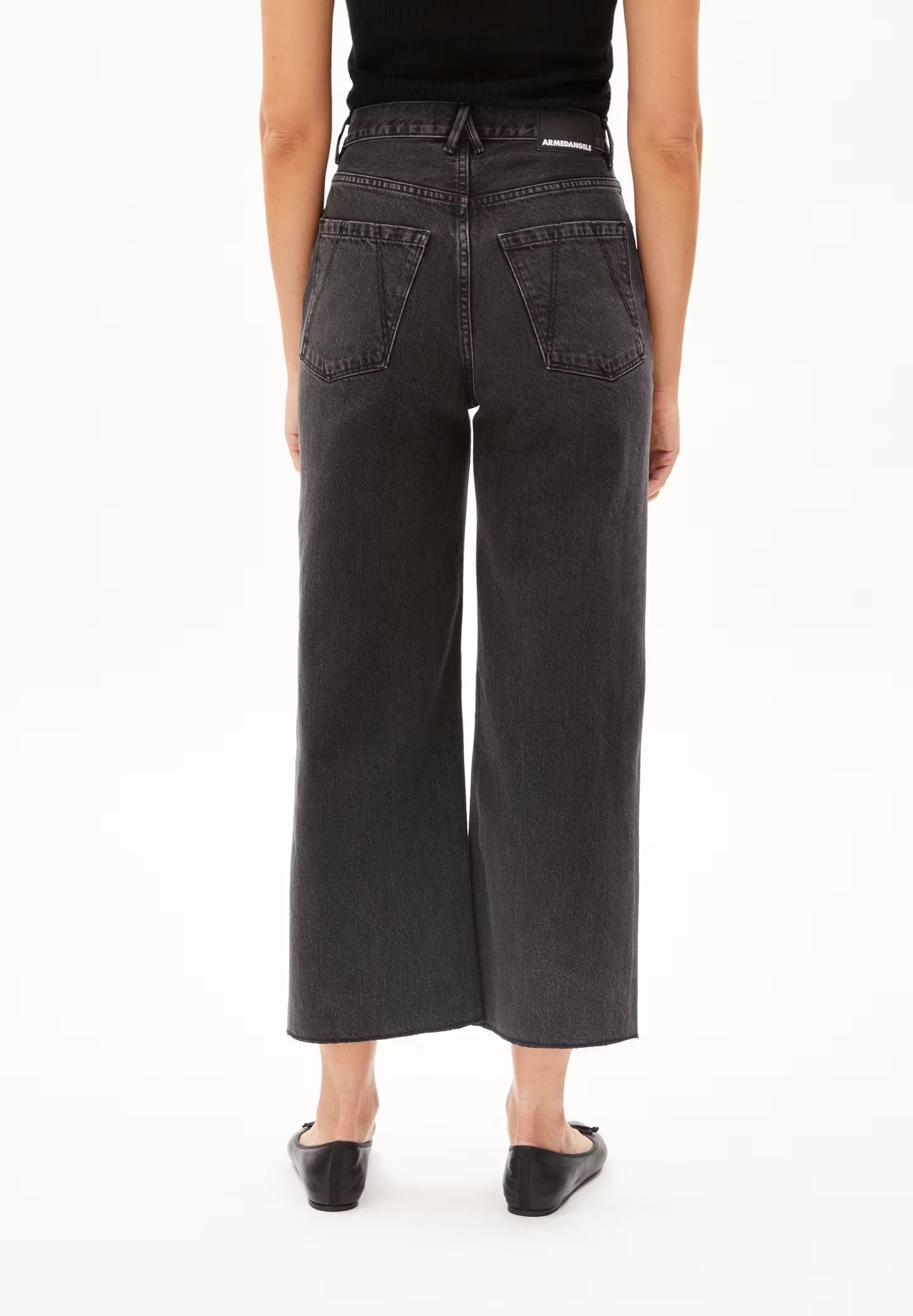 Wide leg cropped cut off jeans from Armedangels. Made from a sustainable blend of organic cotton and recycled cotton. In a washed out shade of black. With zip closure, side pockets and back pockets.