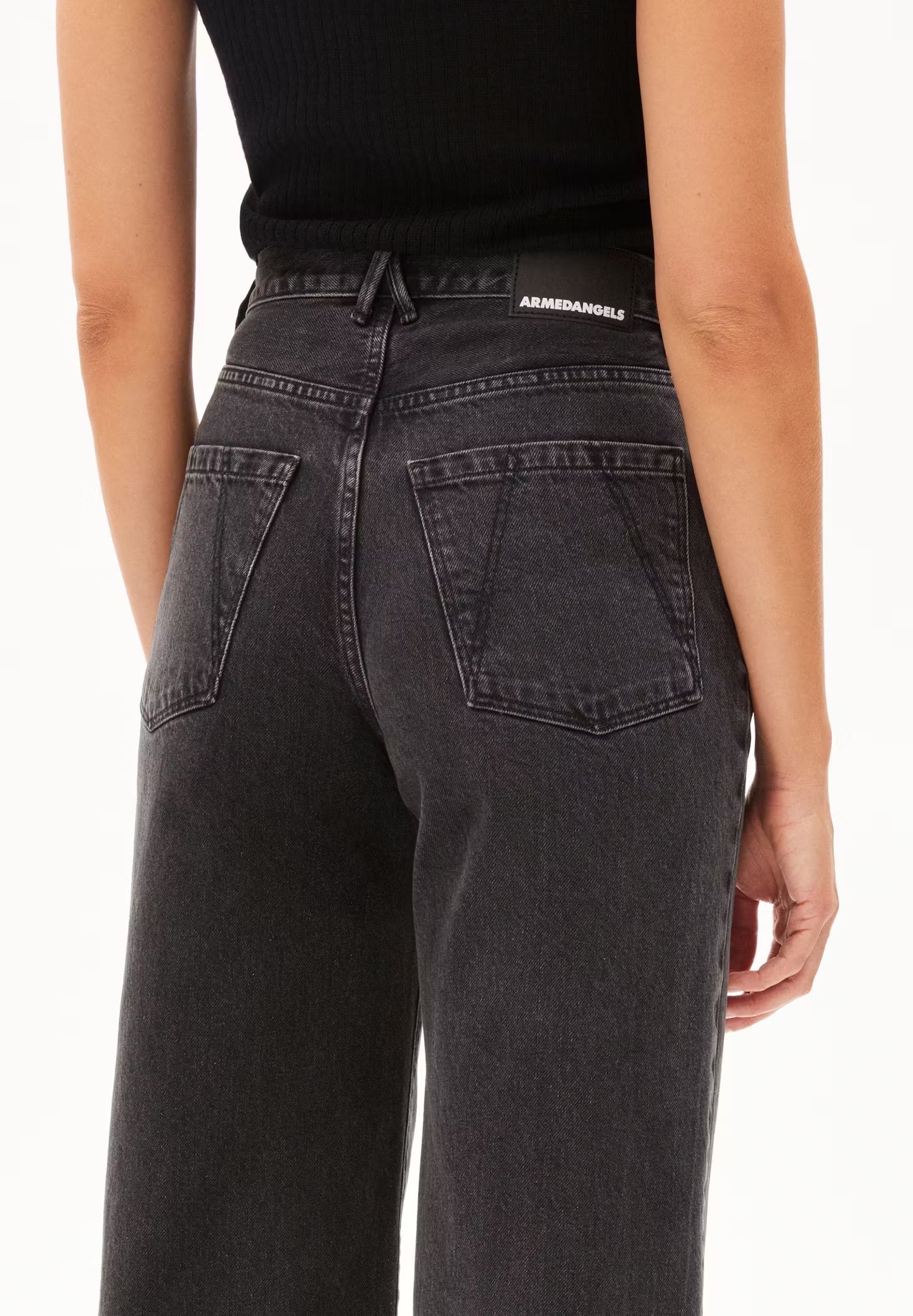Wide leg cropped cut off jeans from Armedangels. Made from a sustainable blend of organic cotton and recycled cotton. In a washed out shade of black. With zip closure, side pockets and back pockets.