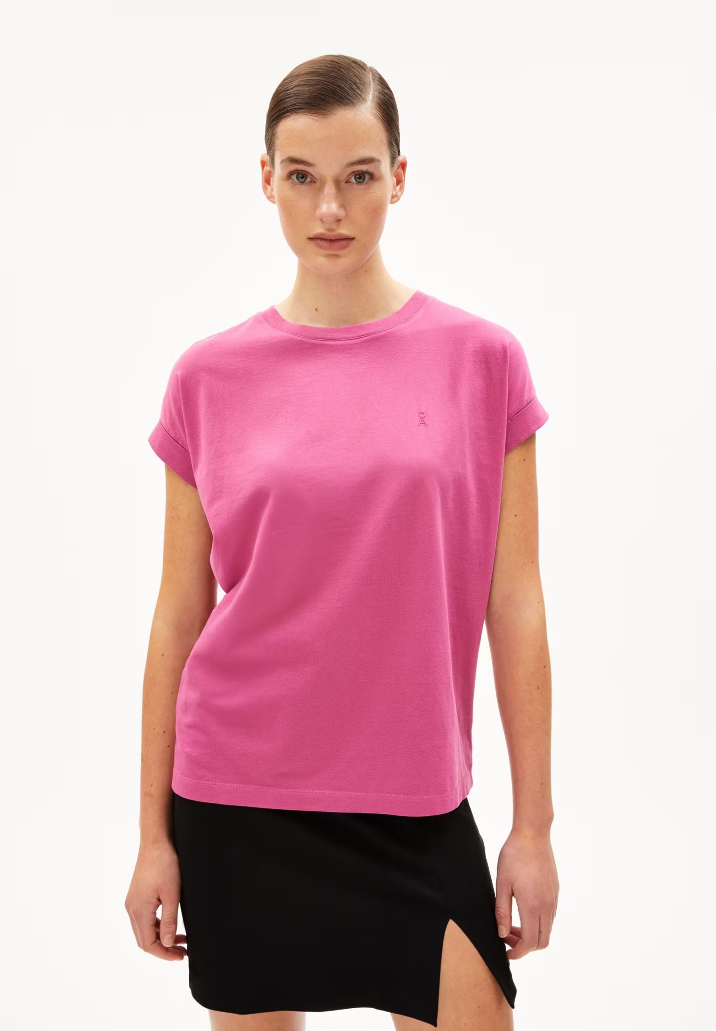 Cap sleeve t-shirt from Armedangels. Relaxed fit. Made from sustainable organic cotton. In raspberry pink.