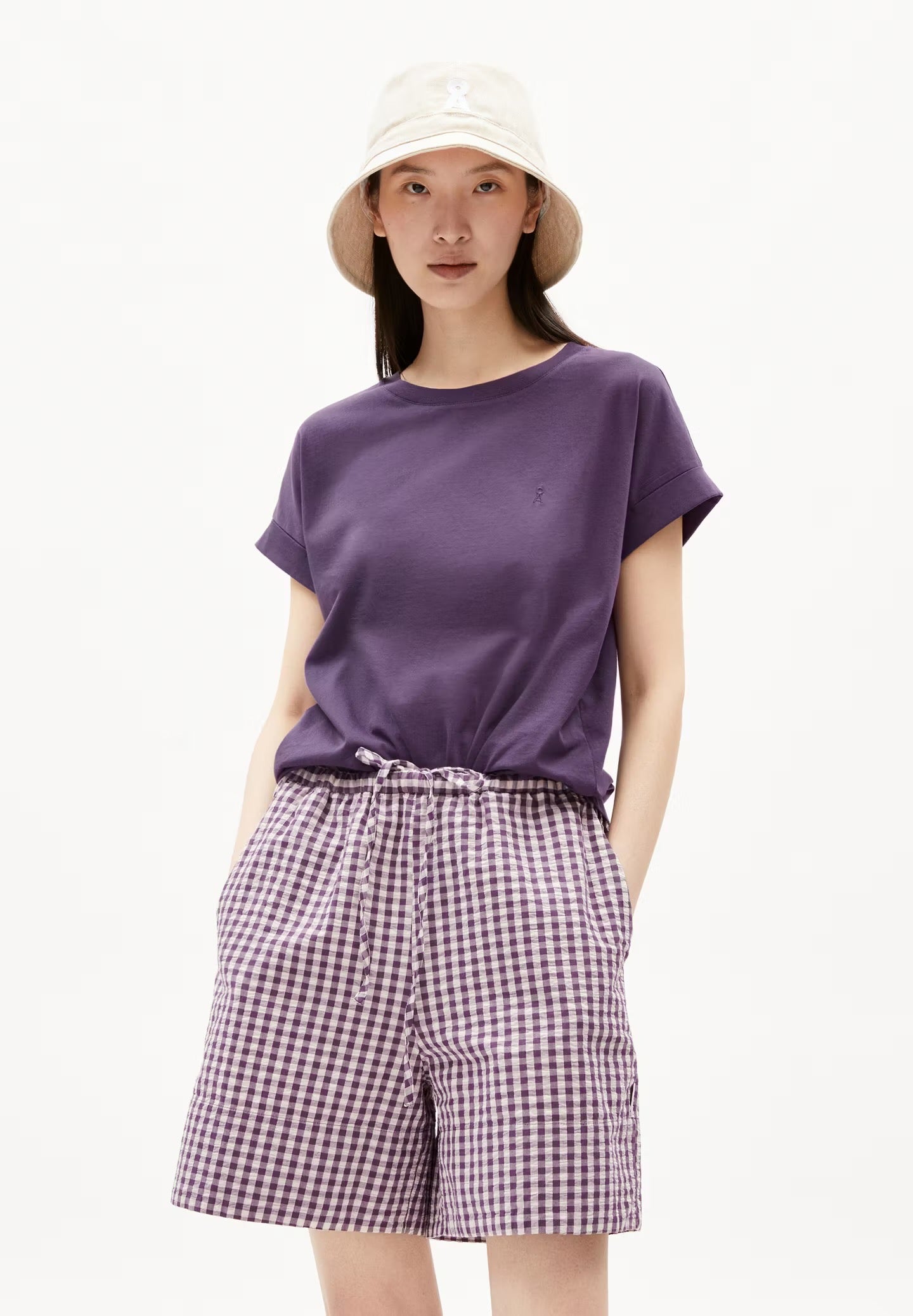 Cool purple t-shirt from Armedangels, made from sustainable organic cotton. Loose slightly oversized fit. Cap sleeves and a round neckline.