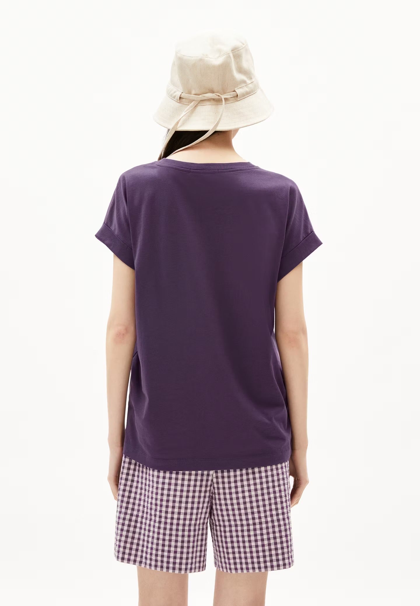 Cool purple t-shirt from Armedangels, made from sustainable organic cotton. Loose slightly oversized fit. Cap sleeves and a round neckline.