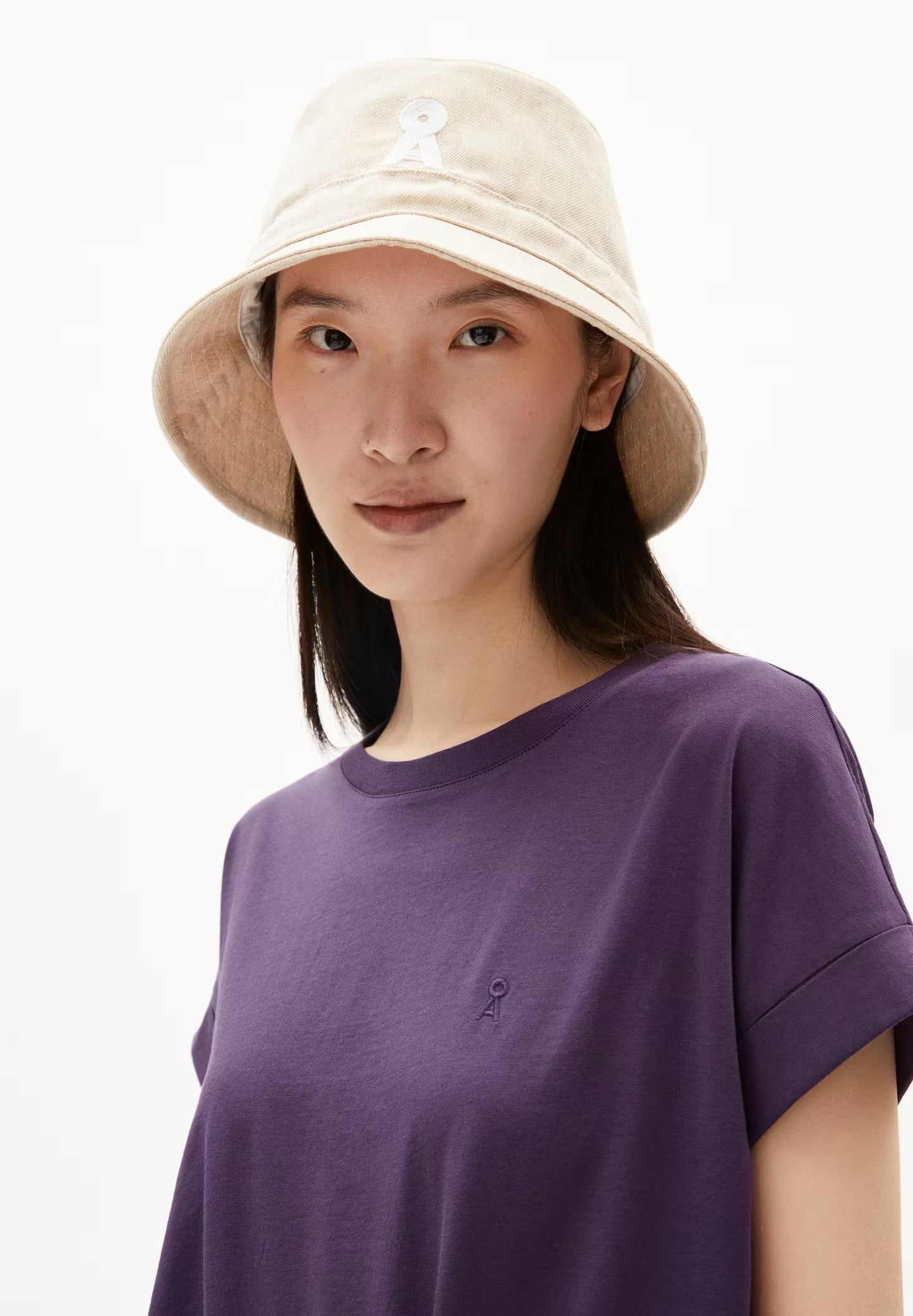 Cool purple t-shirt from Armedangels, made from sustainable organic cotton. Loose slightly oversized fit. Cap sleeves and a round neckline.