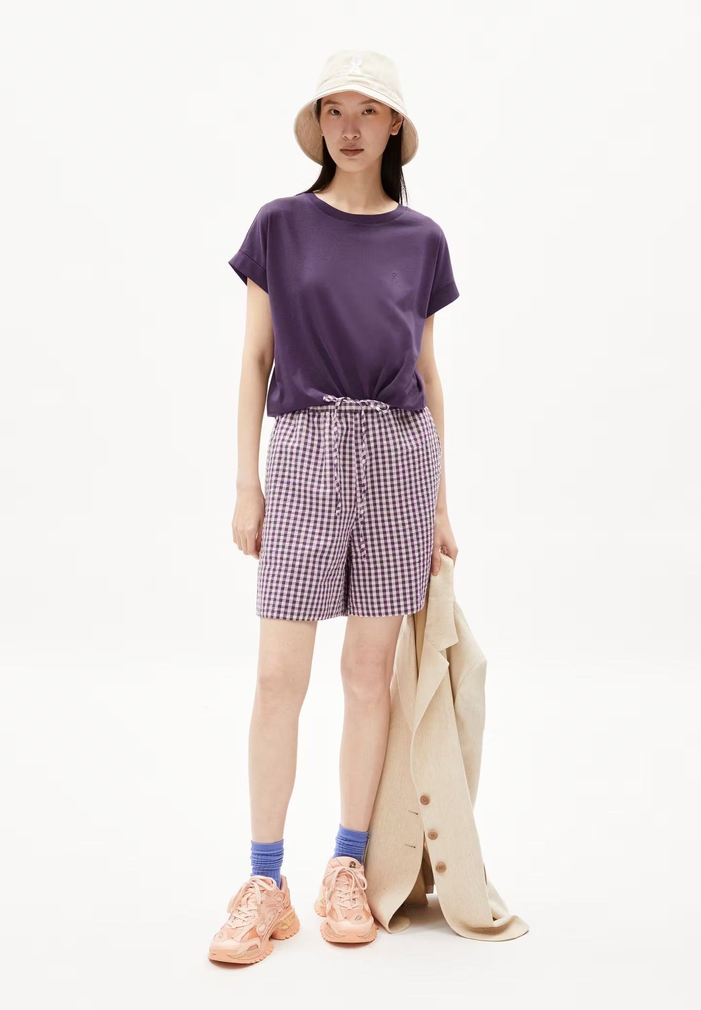 Cool purple t-shirt from Armedangels, made from sustainable organic cotton. Loose slightly oversized fit. Cap sleeves and a round neckline.