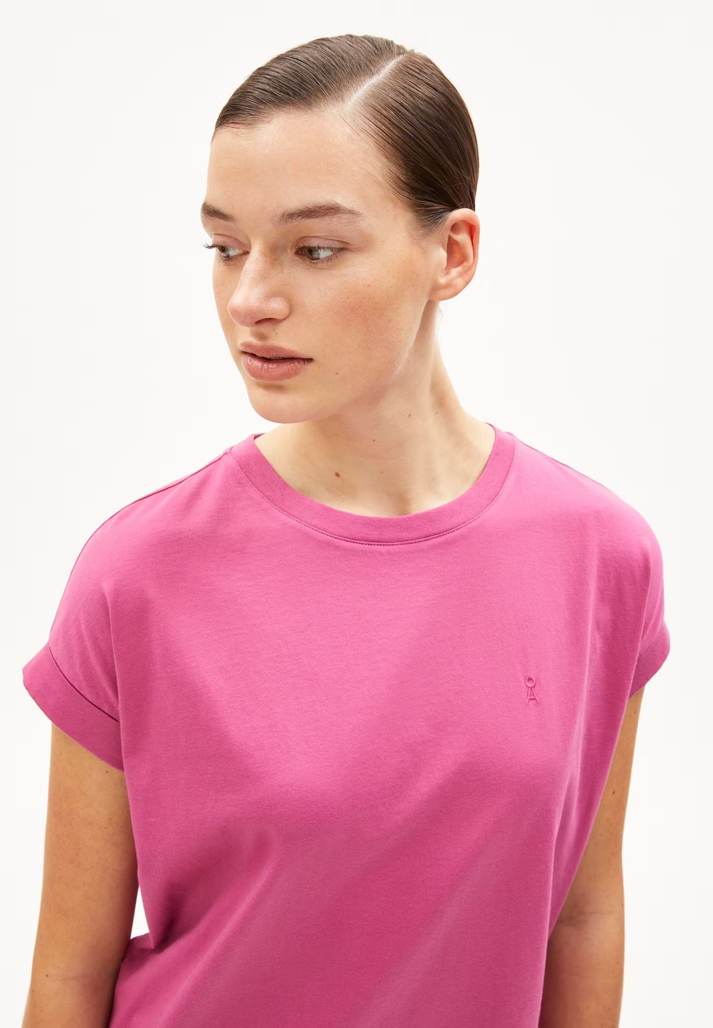 Cap sleeve t-shirt from Armedangels. Relaxed fit. Made from sustainable organic cotton. In raspberry pink.