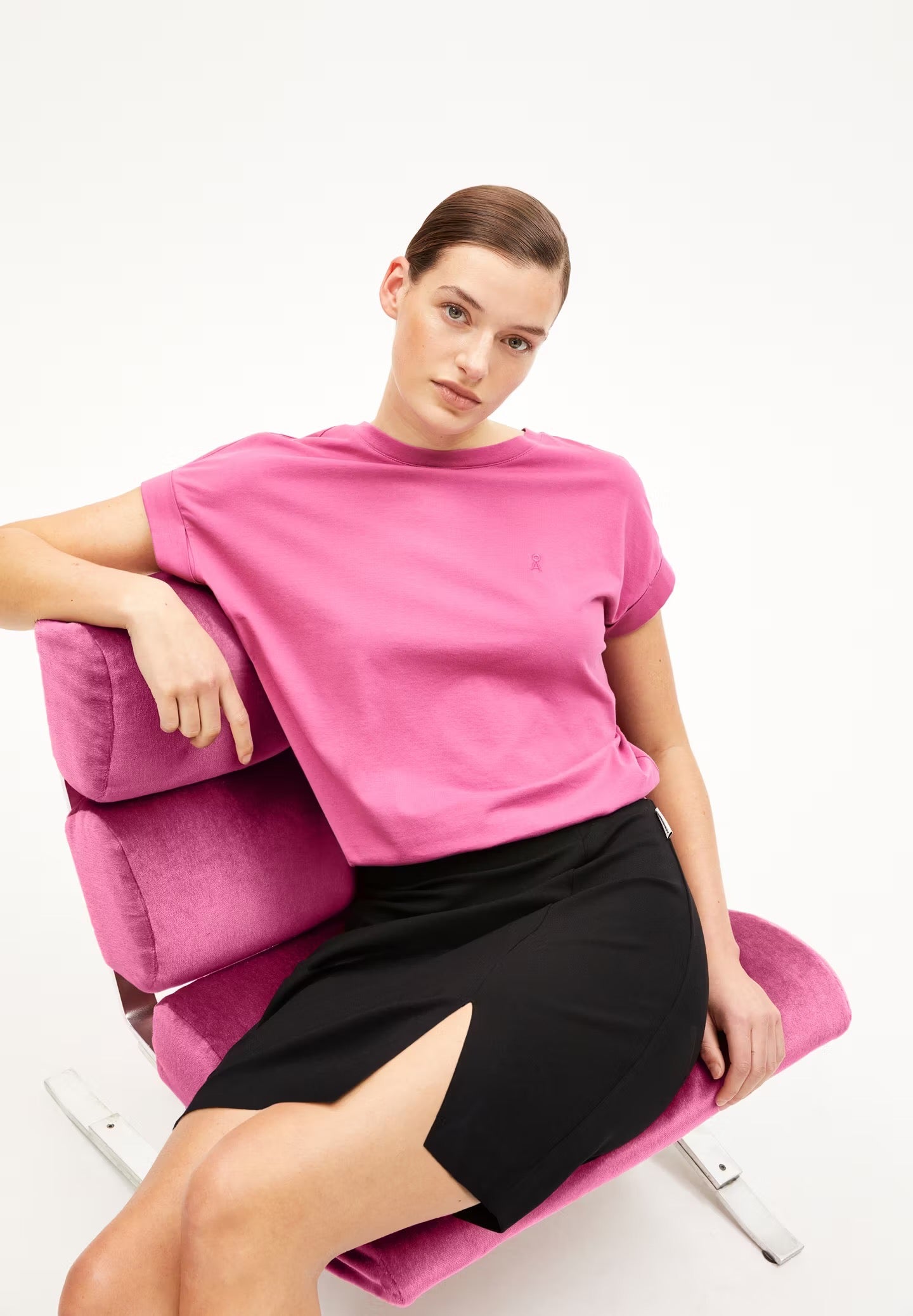 Cap sleeve t-shirt from Armedangels. Relaxed fit. Made from sustainable organic cotton. In raspberry pink.