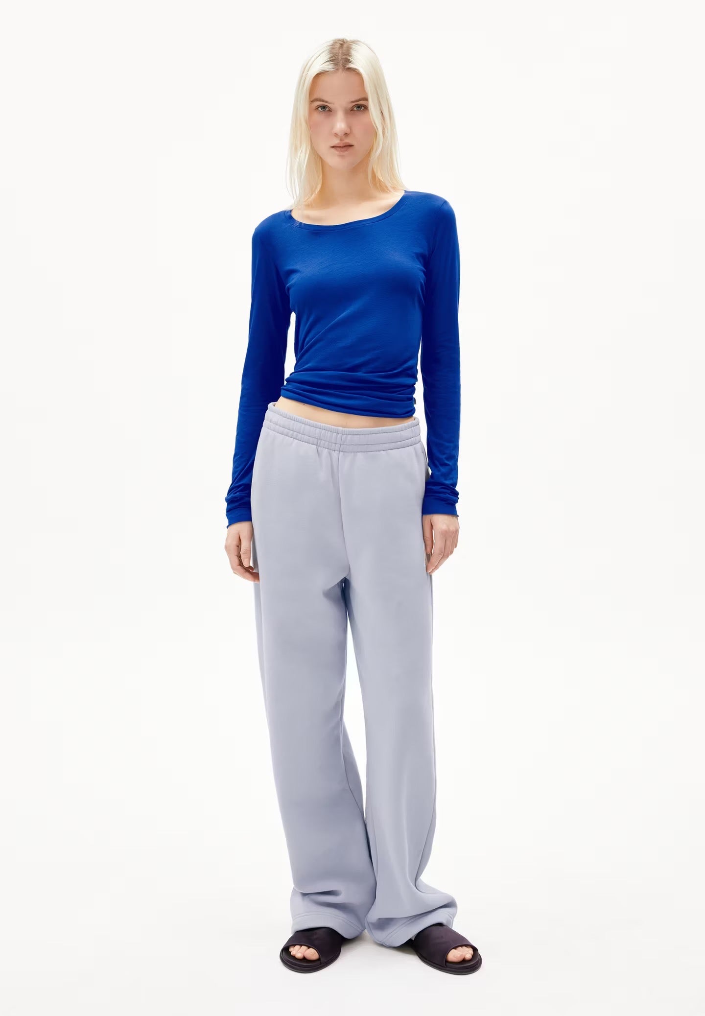 Long sleeve top Einiaara from Armedangels. Round neck, slim fit. Longer length, open edge hem and cuffs. Made from pure organic cotton. In a vibrant shade of lapis blue.